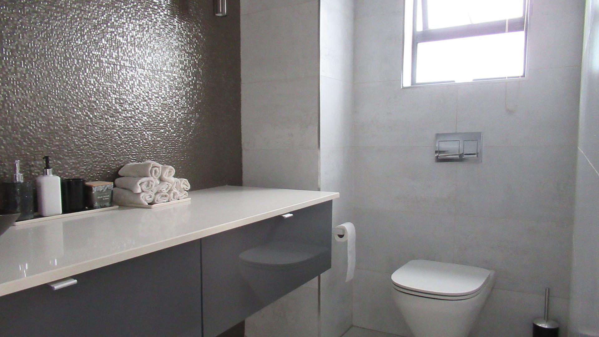 Guest Toilet - 12 square meters of property in Eye of Africa