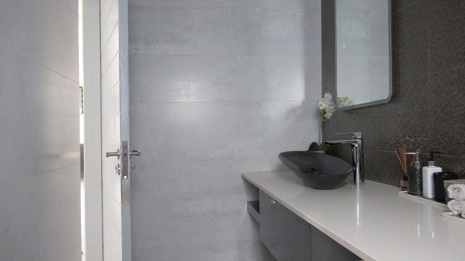 Guest Toilet - 12 square meters of property in Eye of Africa