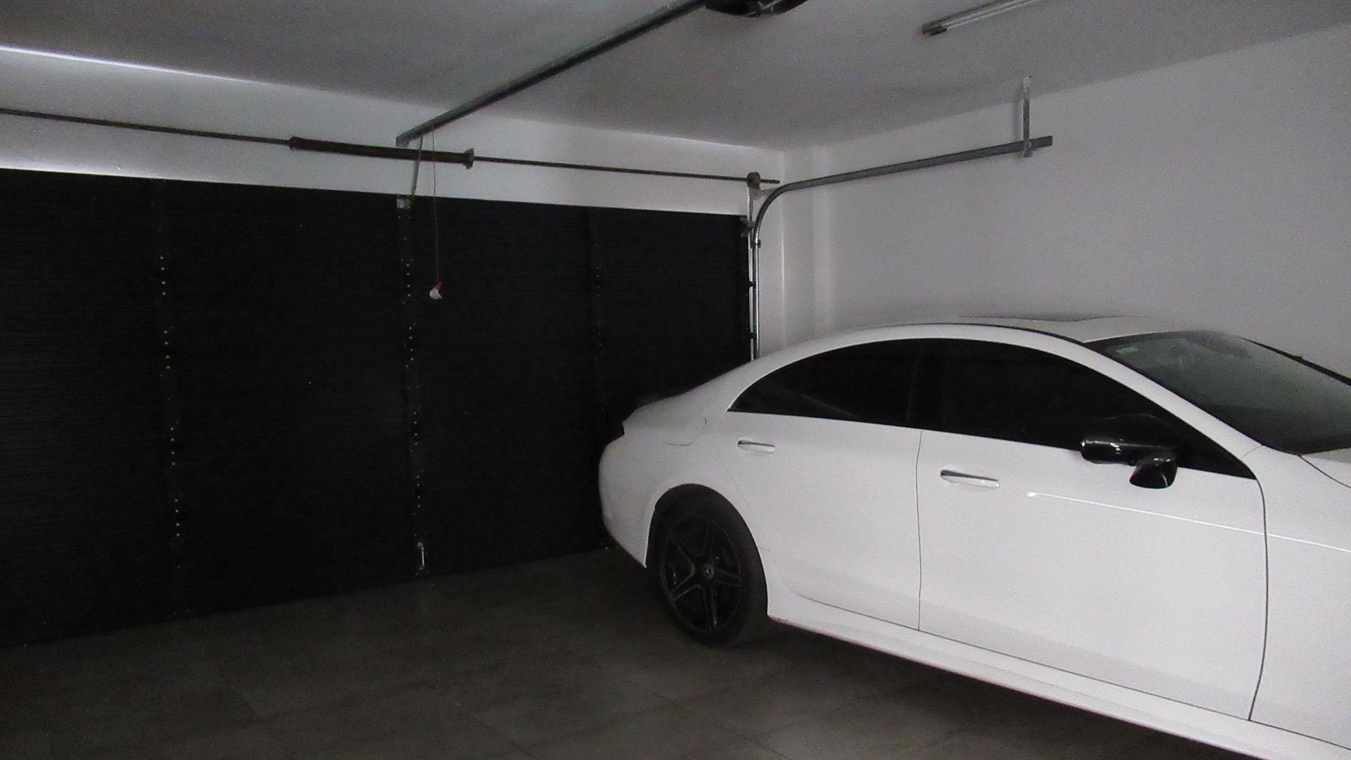 Garage - 205 square meters of property in Eye of Africa