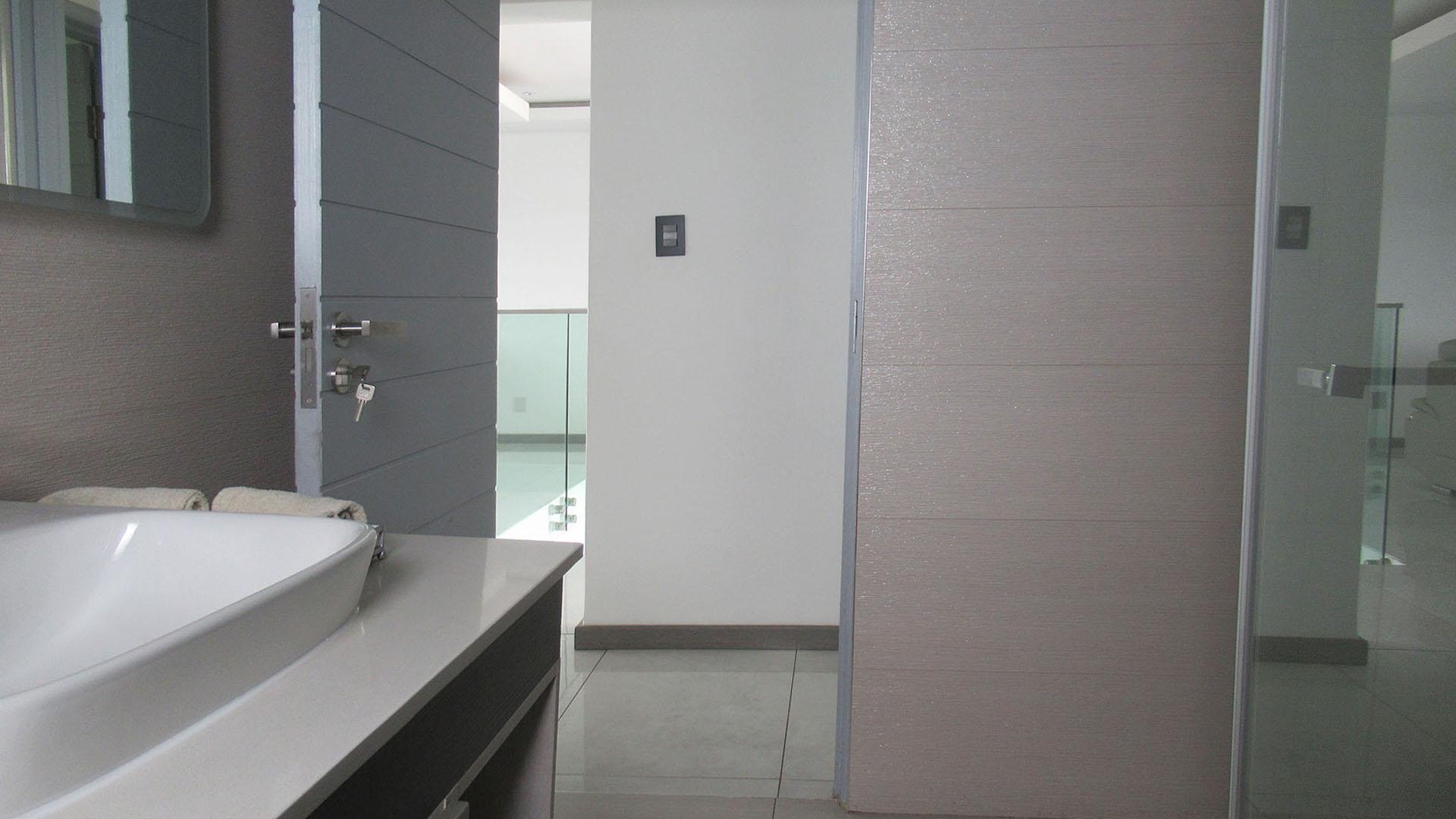 Bathroom 2 - 9 square meters of property in Eye of Africa