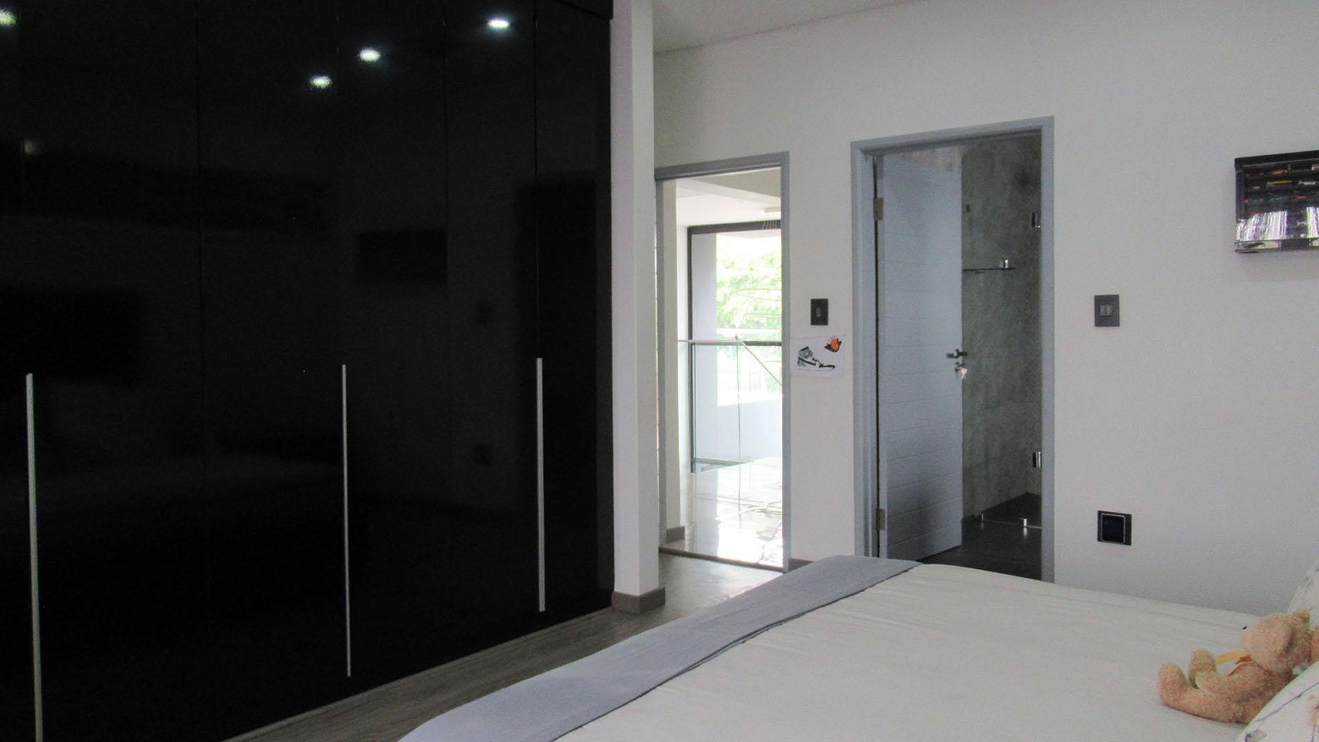 Bed Room 1 - 23 square meters of property in Eye of Africa