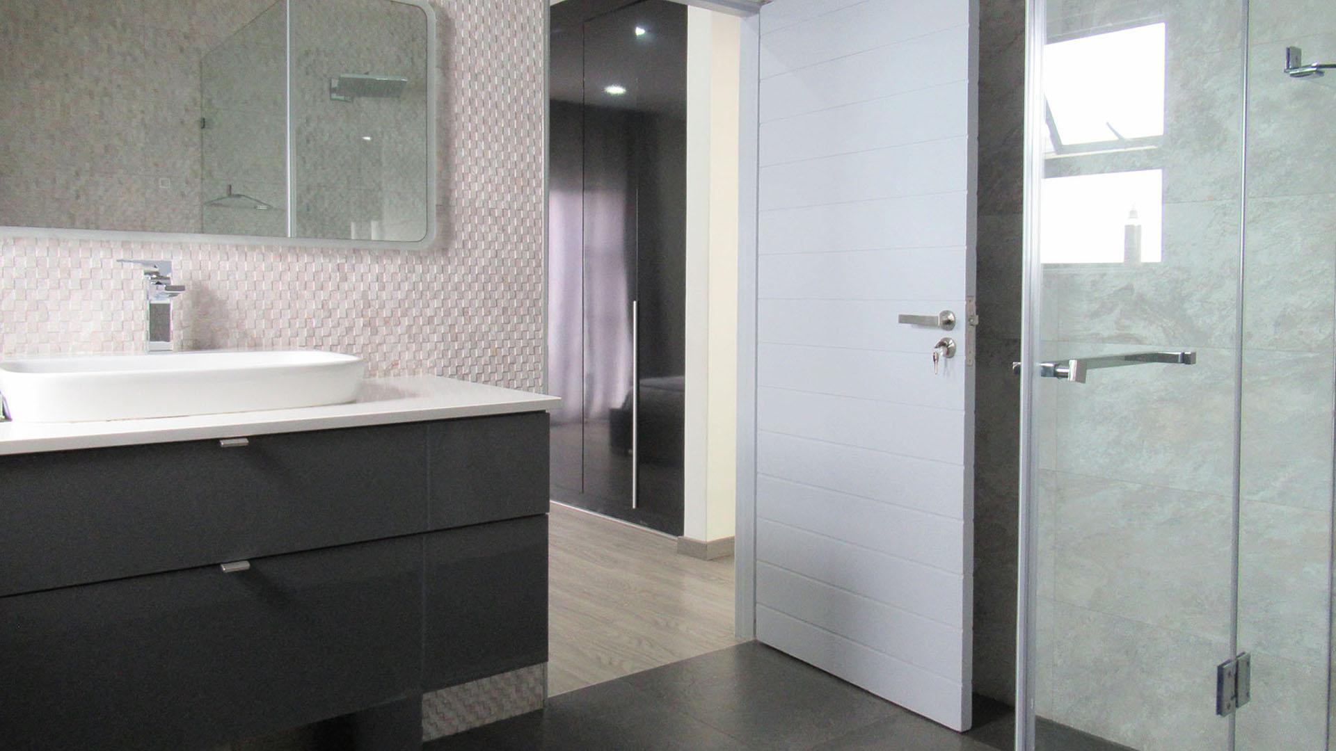 Bathroom 1 - 10 square meters of property in Eye of Africa