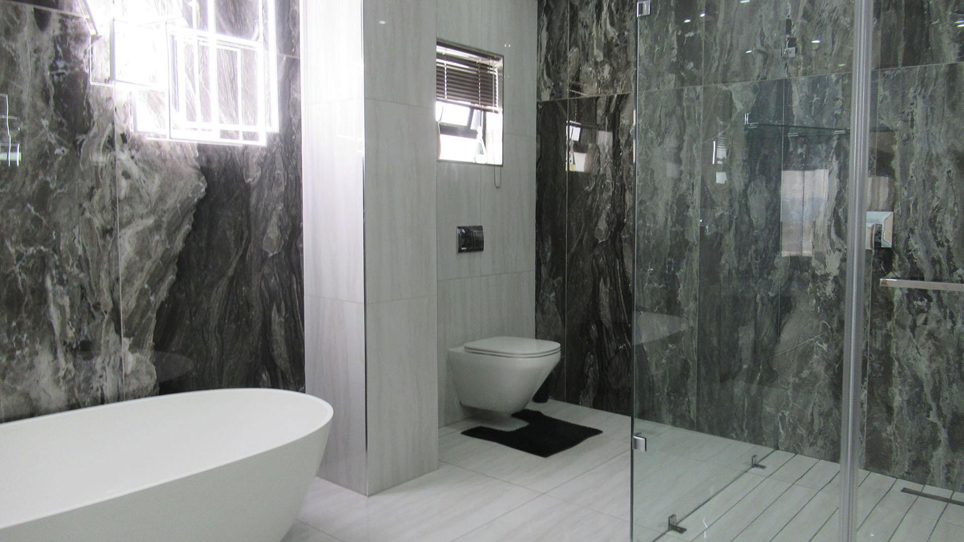 Main Bathroom - 17 square meters of property in Eye of Africa