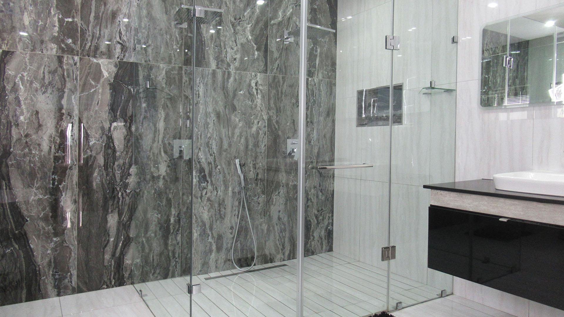 Main Bathroom - 17 square meters of property in Eye of Africa