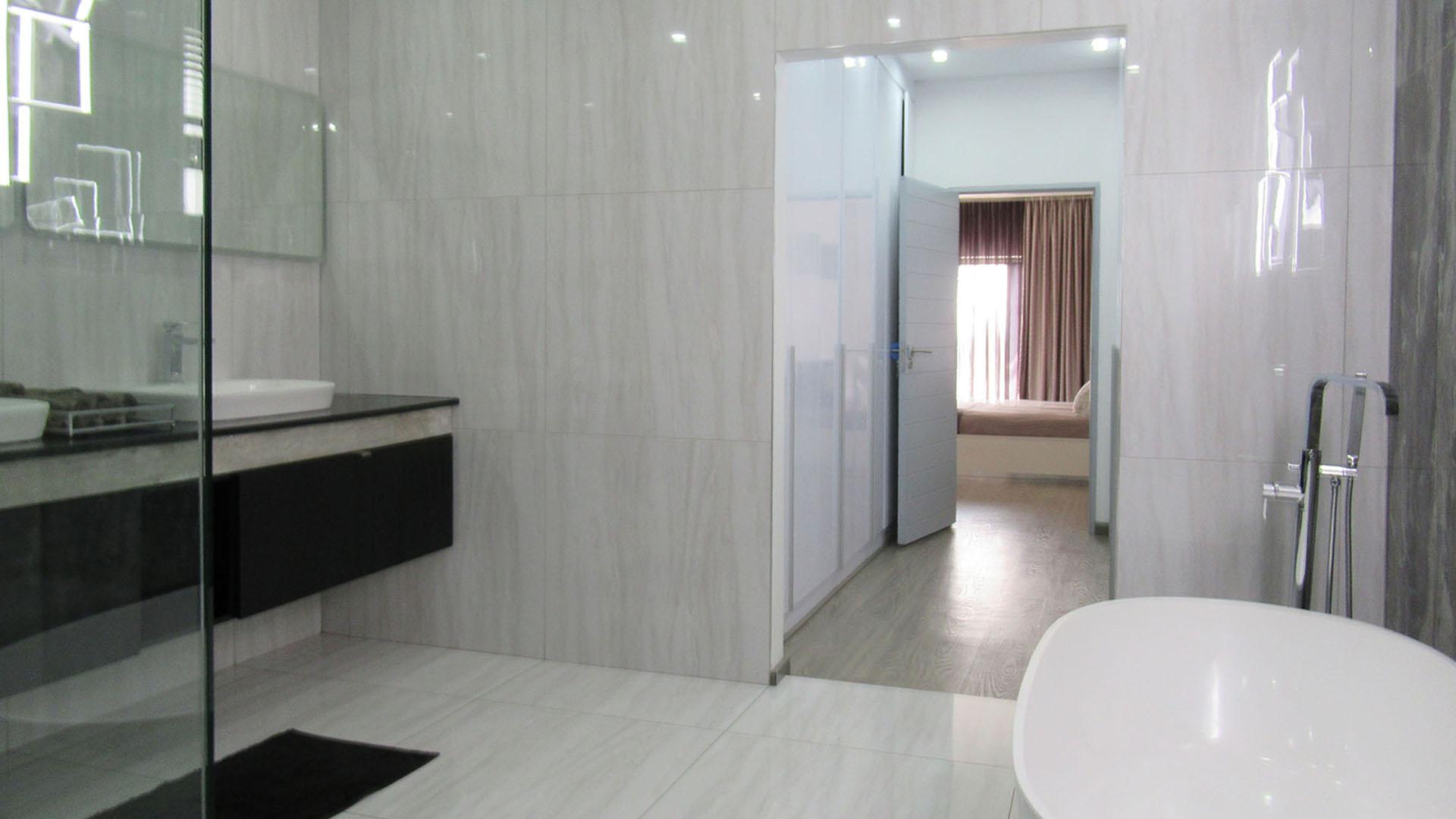 Main Bathroom - 17 square meters of property in Eye of Africa