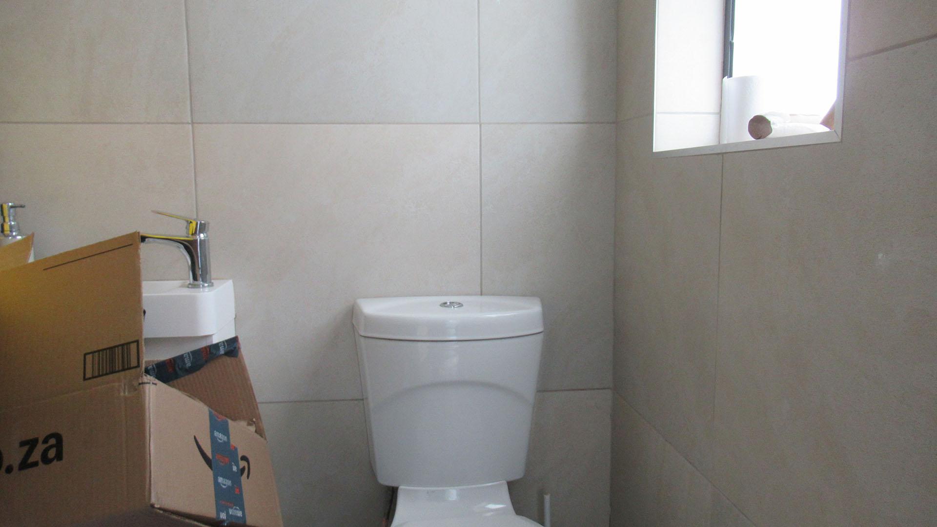 Staff Bathroom - 8 square meters of property in Eye of Africa