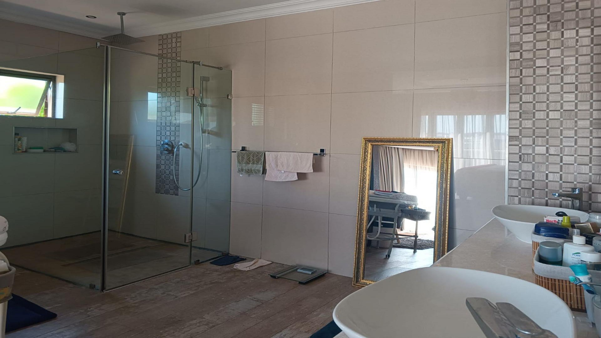 Main Bathroom - 16 square meters of property in The Hills