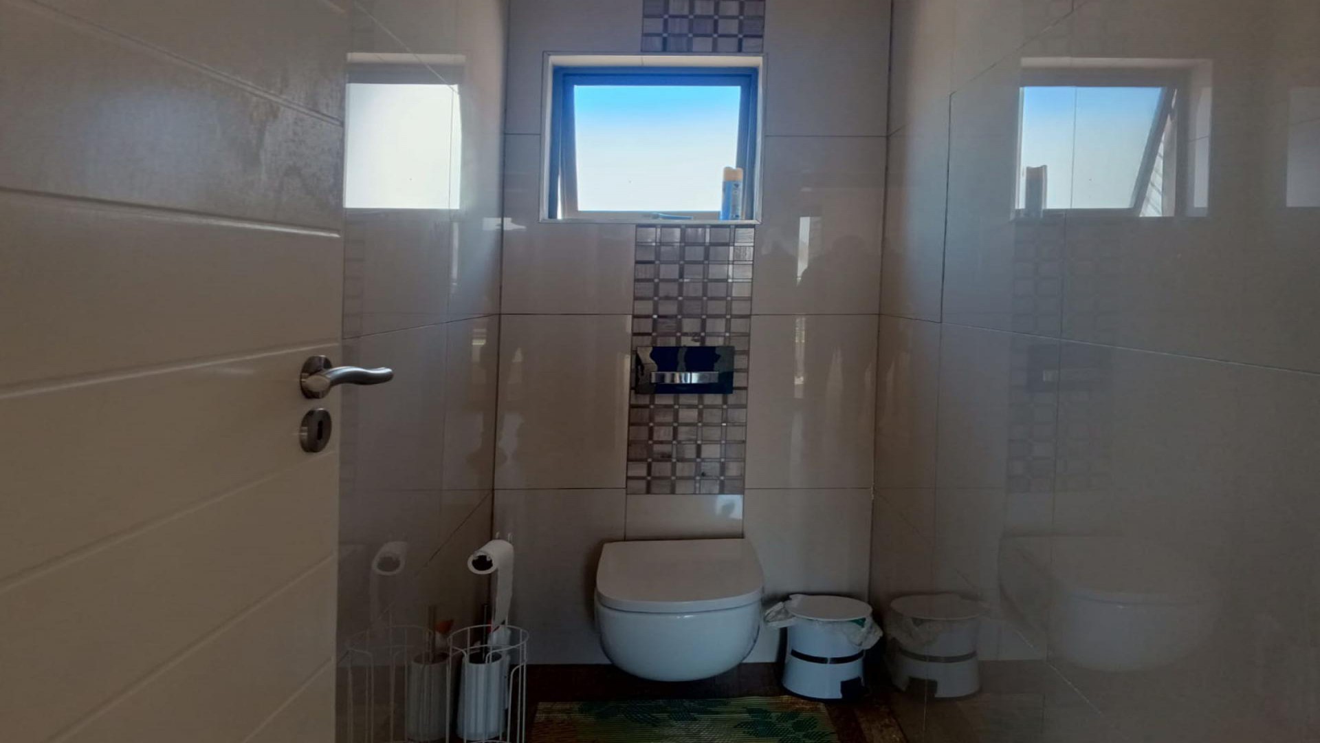 Main Bathroom - 16 square meters of property in The Hills