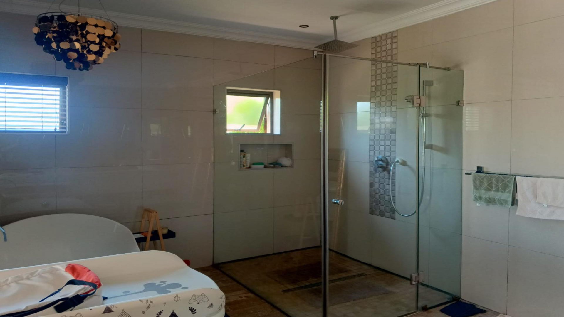Main Bathroom - 16 square meters of property in The Hills