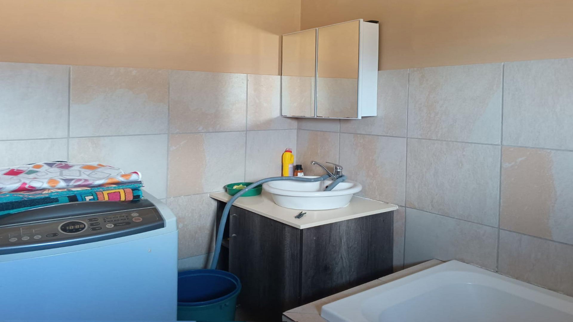 Staff Bathroom - 6 square meters of property in The Hills