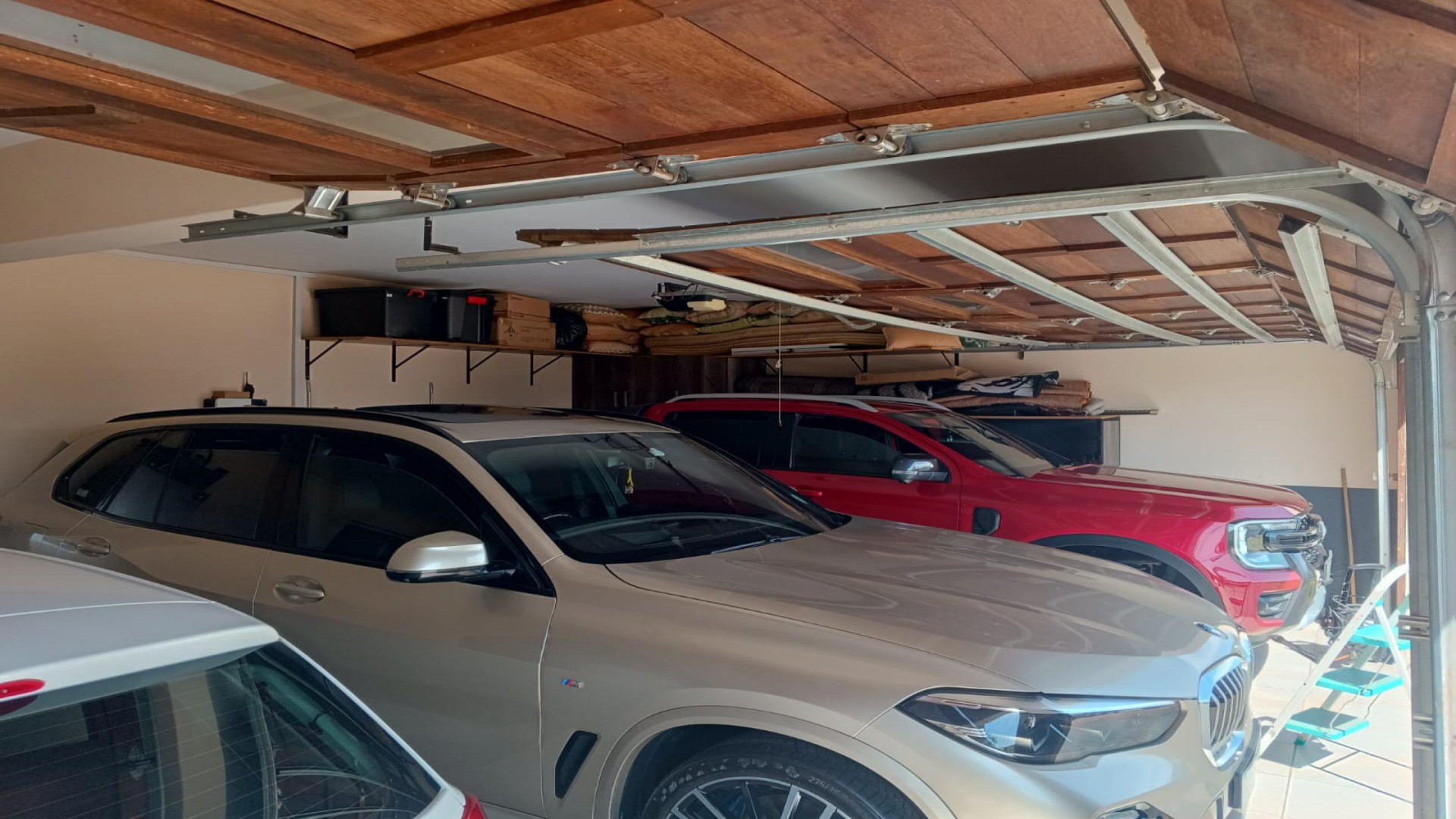 Garage - 53 square meters of property in The Hills