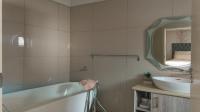 Bathroom 3+ - 8 square meters of property in The Hills