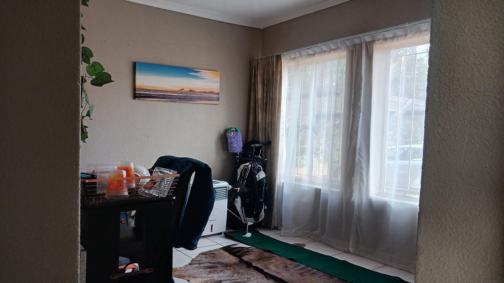 Bed Room 1 - 10 square meters of property in Birchleigh North