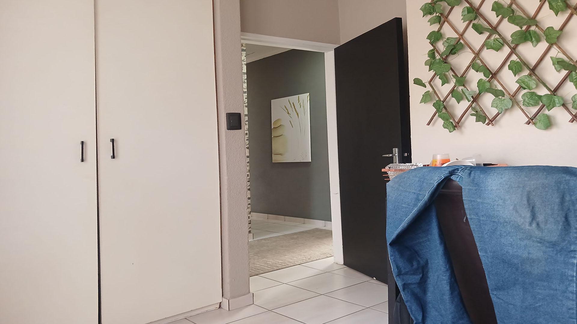 Bed Room 1 - 10 square meters of property in Birchleigh North
