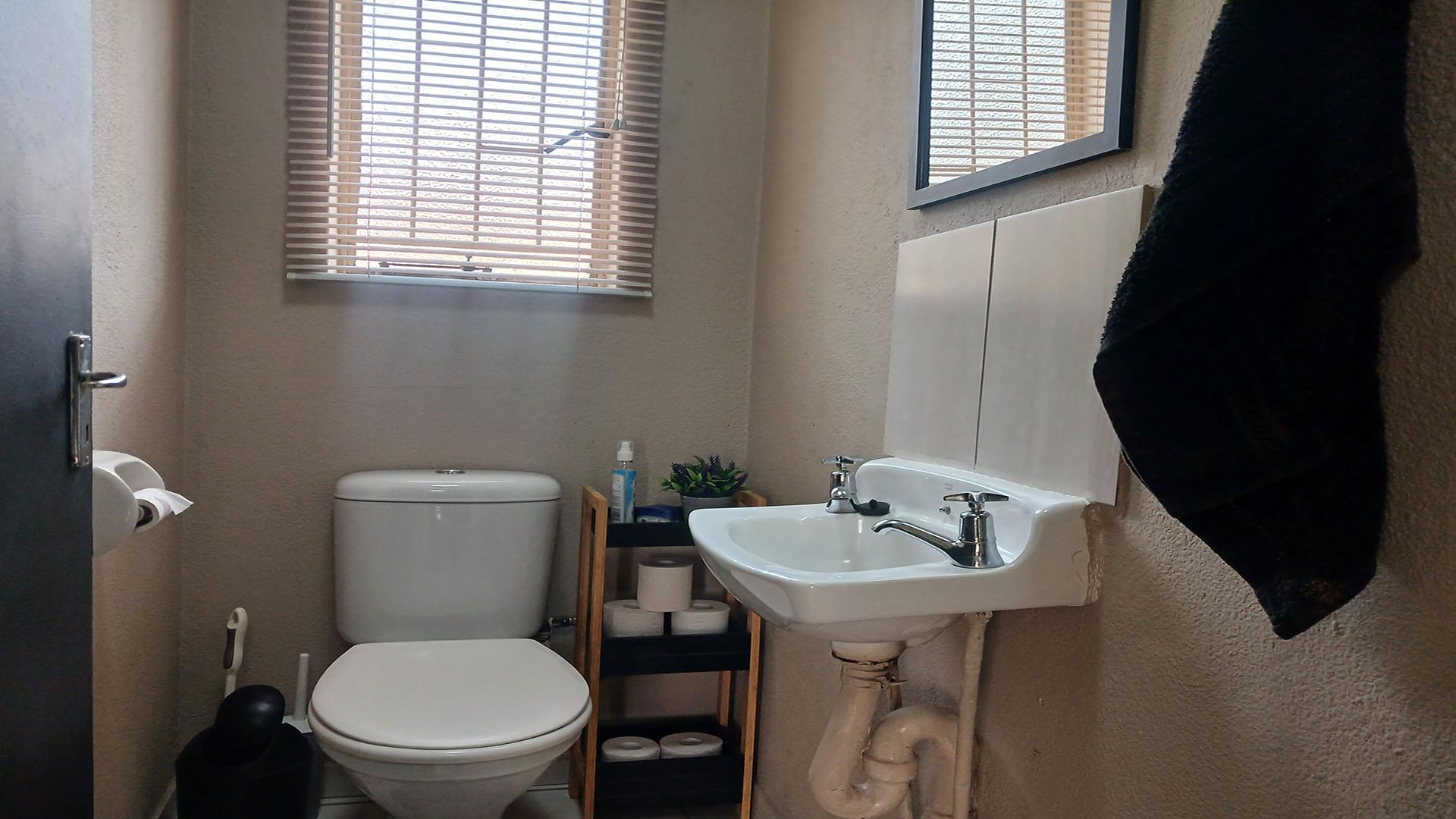 Bathroom 2 - 2 square meters of property in Birchleigh North