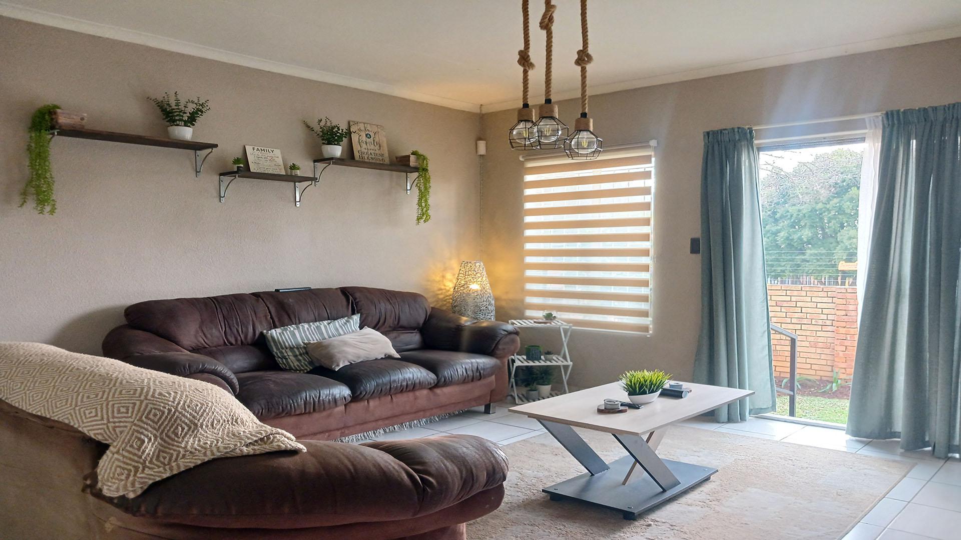 Lounges - 20 square meters of property in Birchleigh North