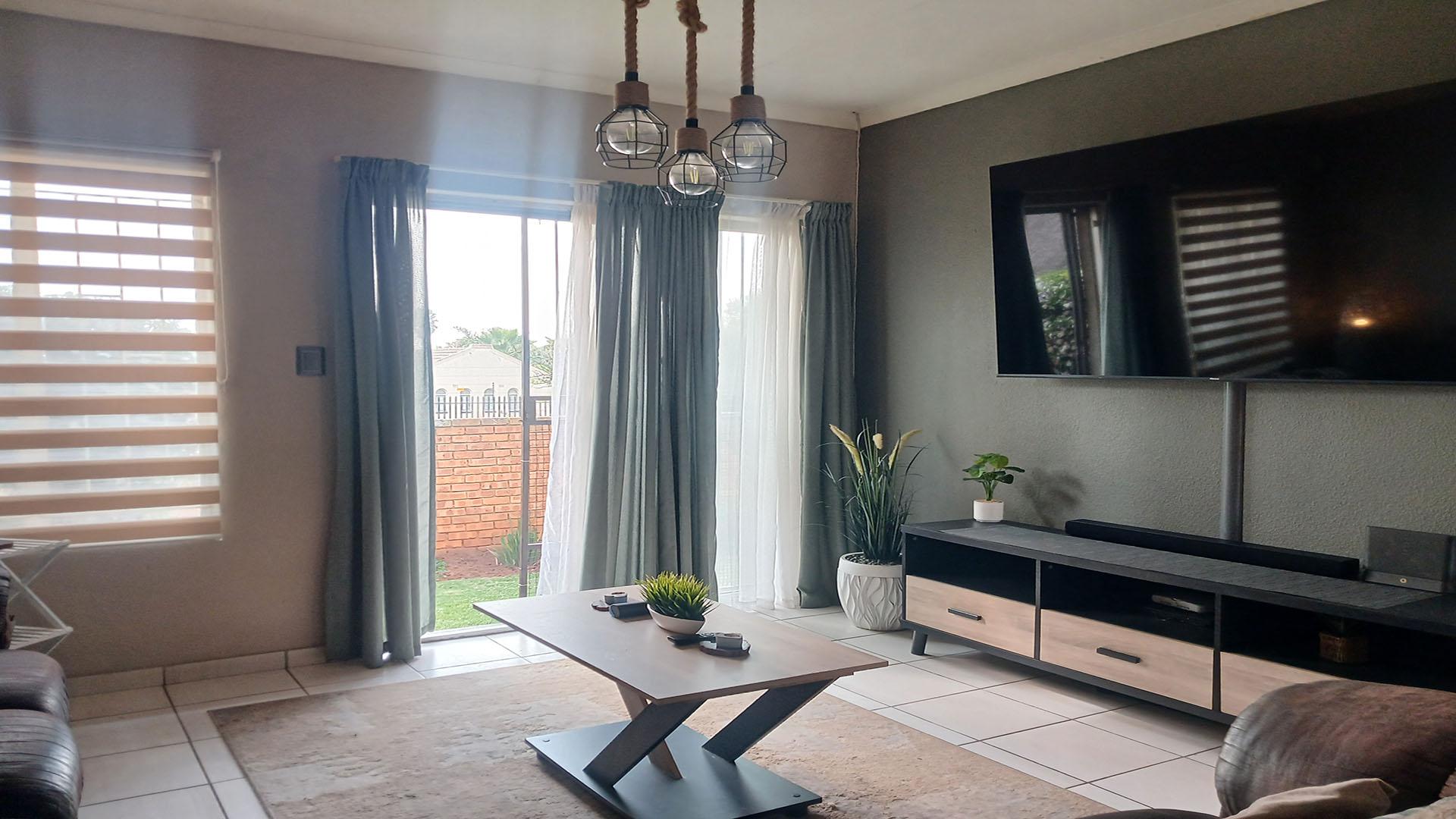 Lounges - 20 square meters of property in Birchleigh North