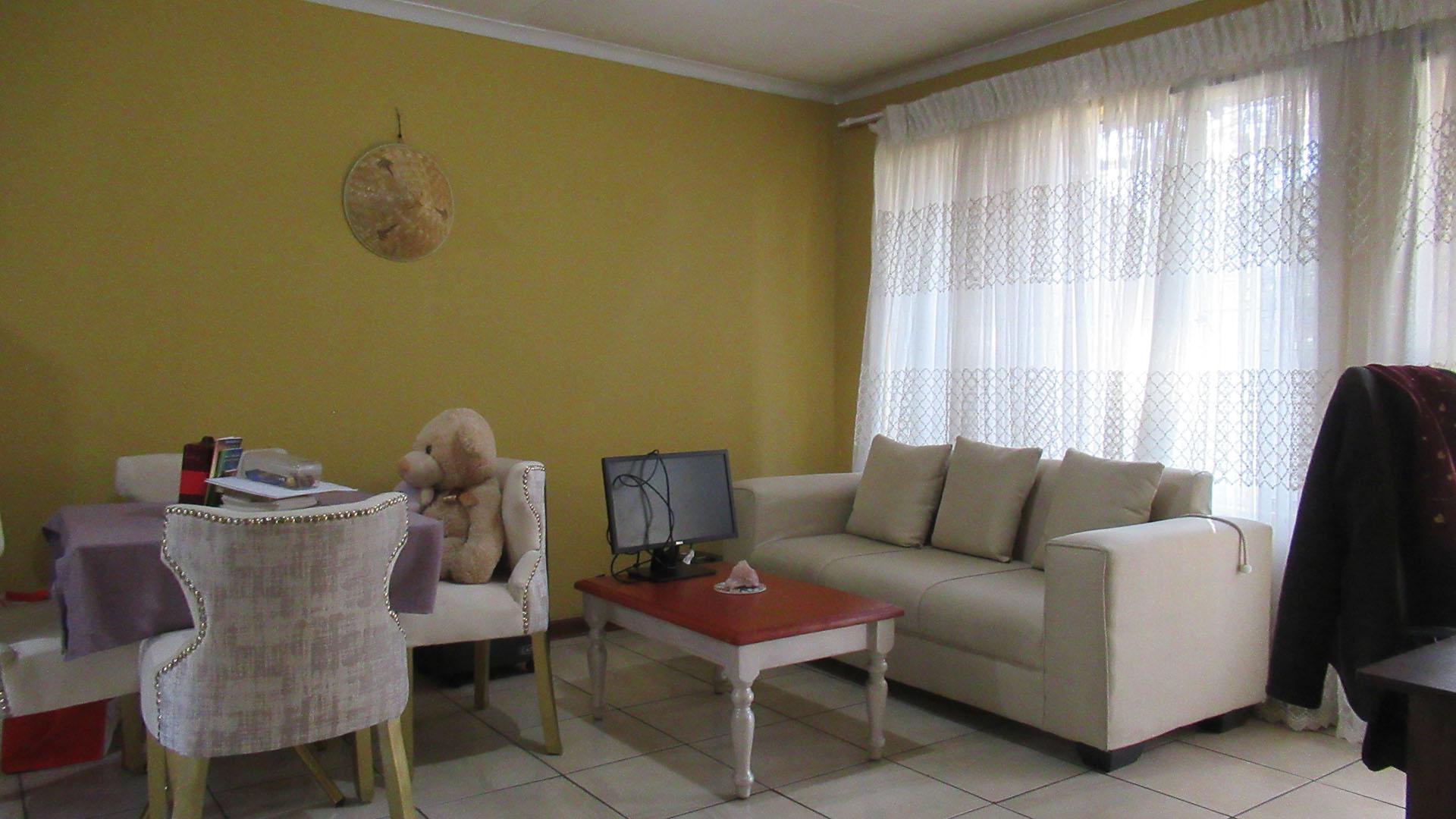 Lounges - 56 square meters of property in Randpark Ridge