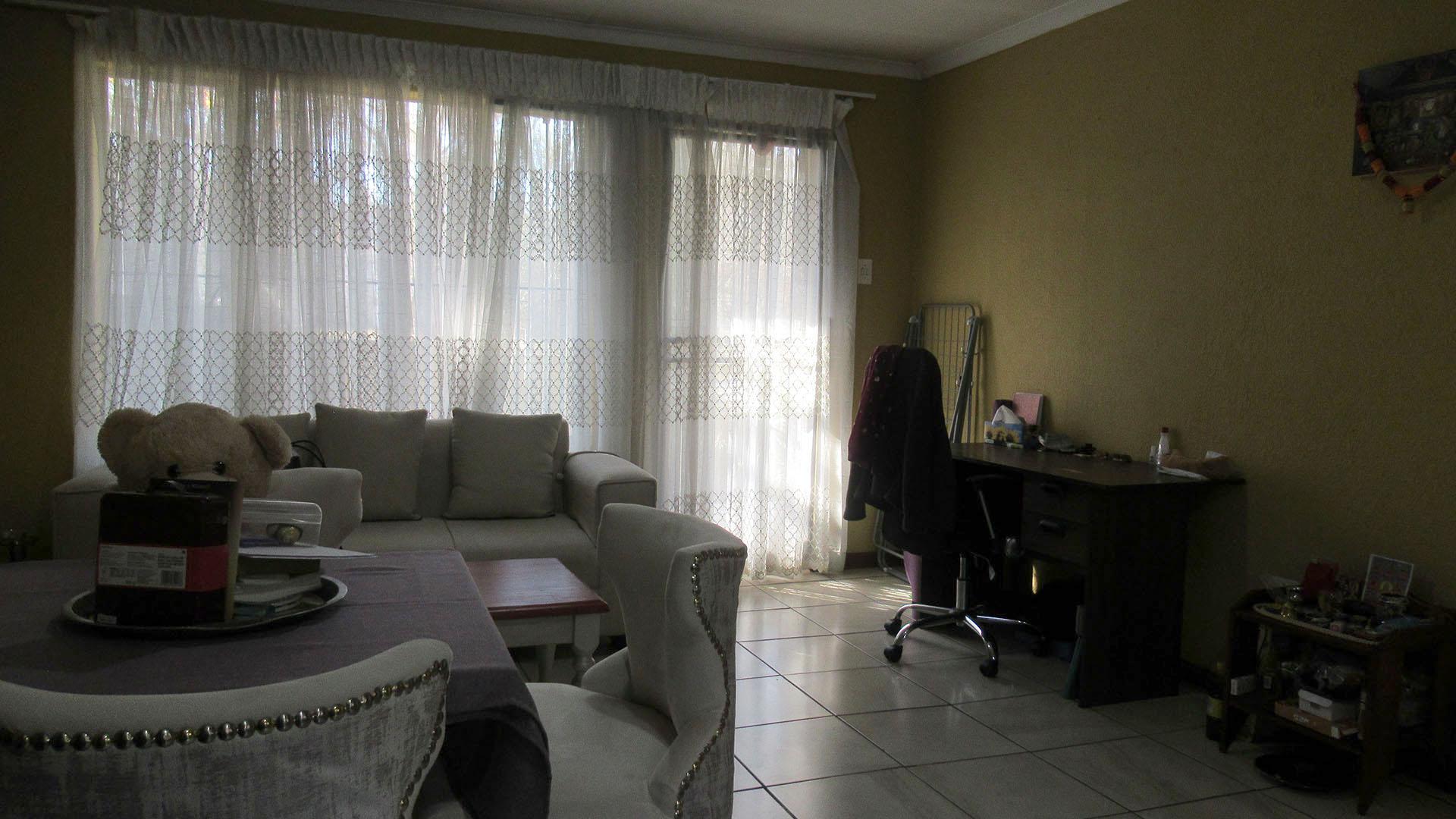 Lounges - 56 square meters of property in Randpark Ridge