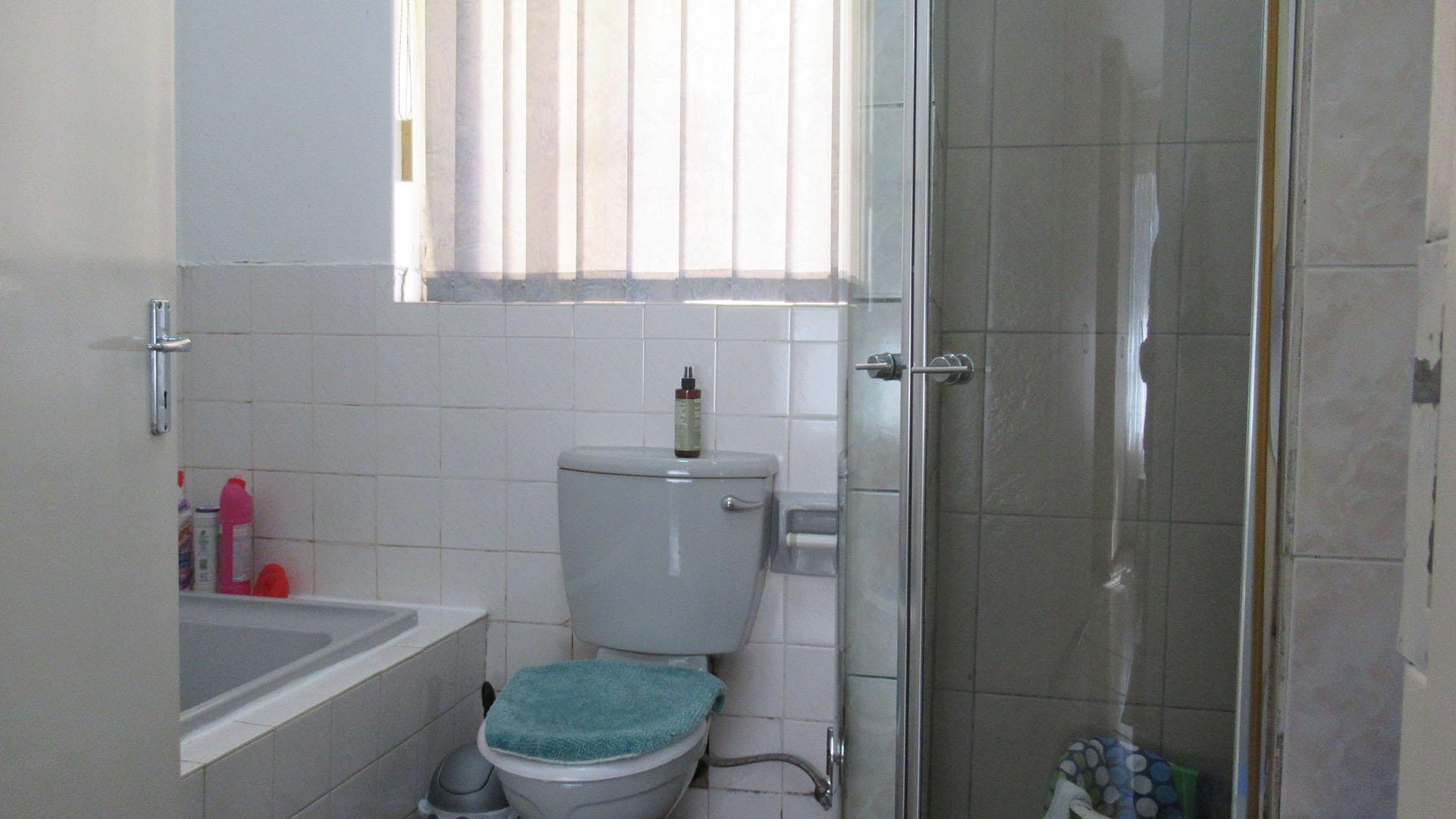 Bathroom 3+ - 6 square meters of property in Randpark Ridge