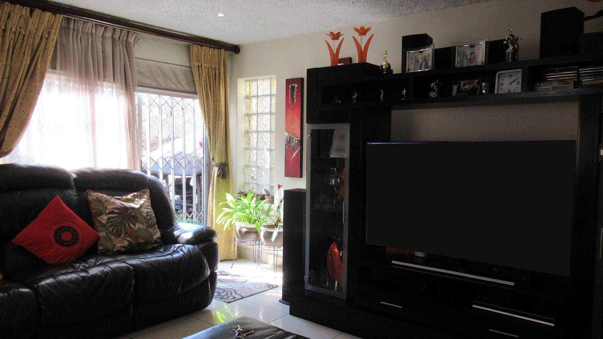 Lounges - 56 square meters of property in Randpark Ridge