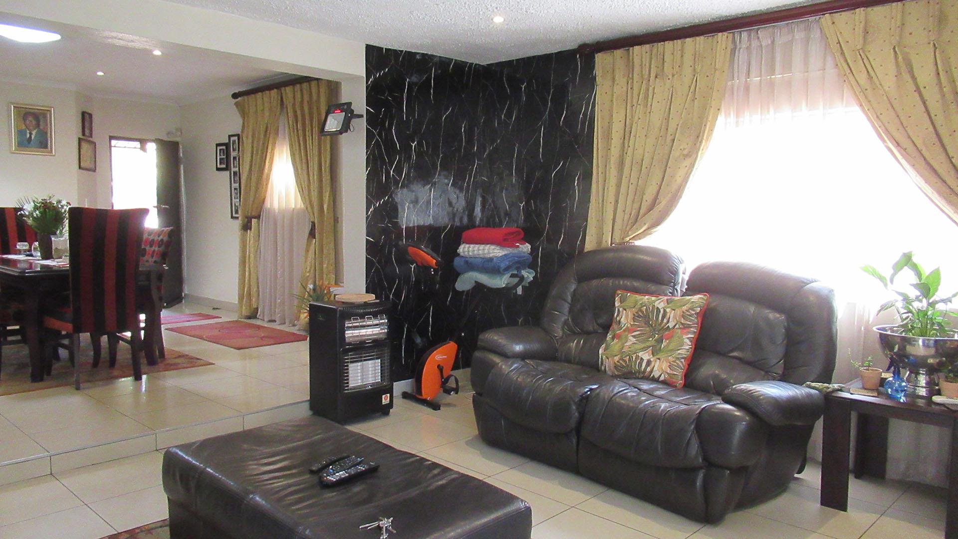 Lounges - 56 square meters of property in Randpark Ridge