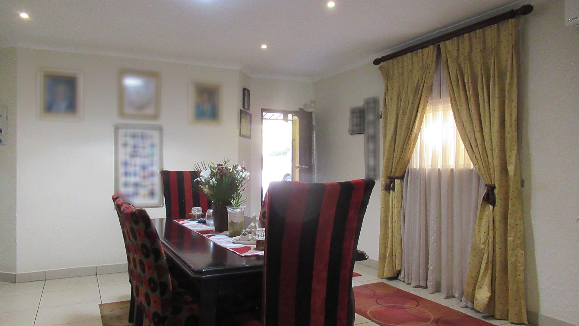 Dining Room - 24 square meters of property in Randpark Ridge