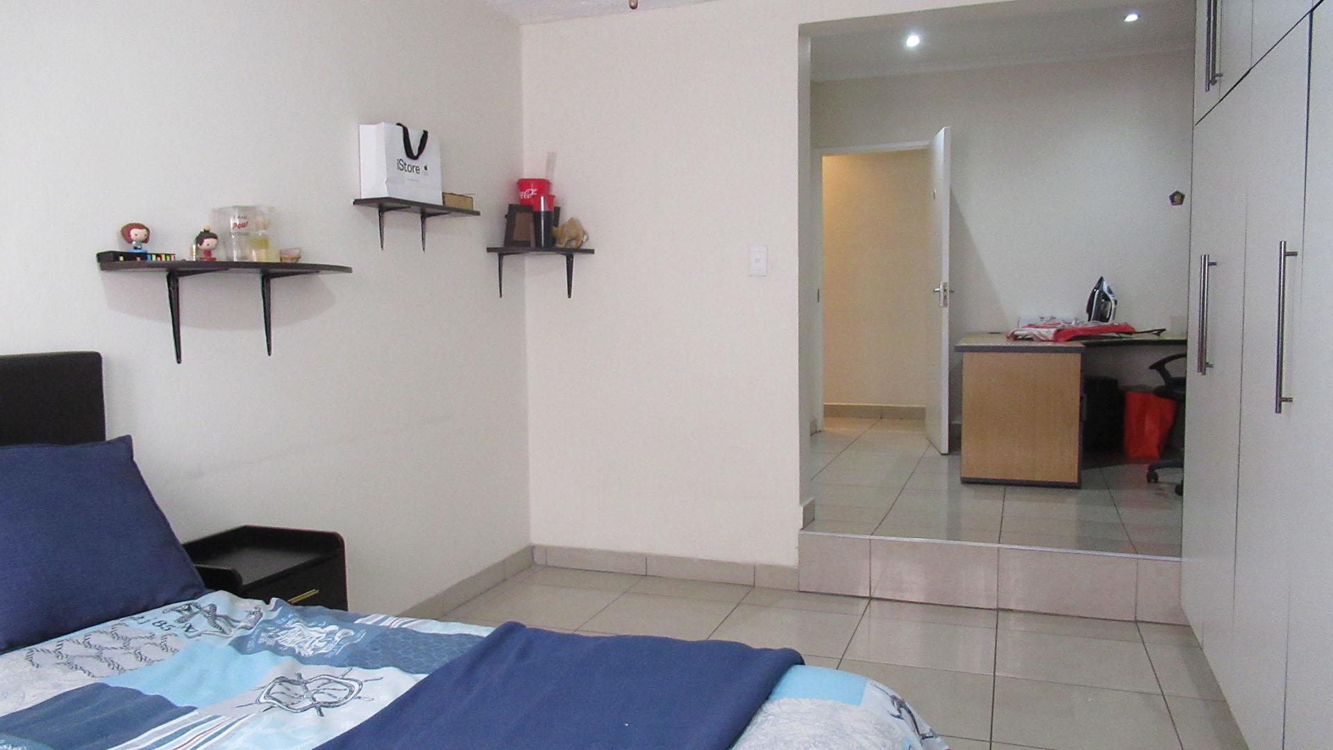 Bed Room 1 - 27 square meters of property in Randpark Ridge