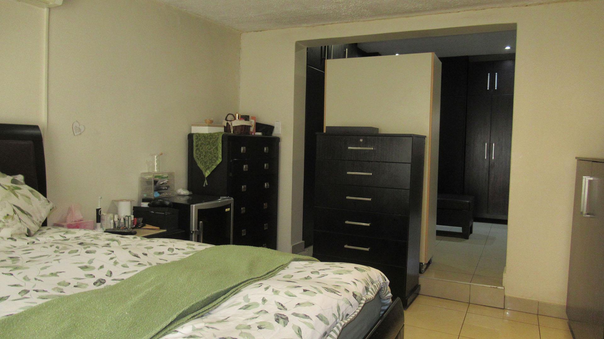 Main Bedroom - 31 square meters of property in Randpark Ridge