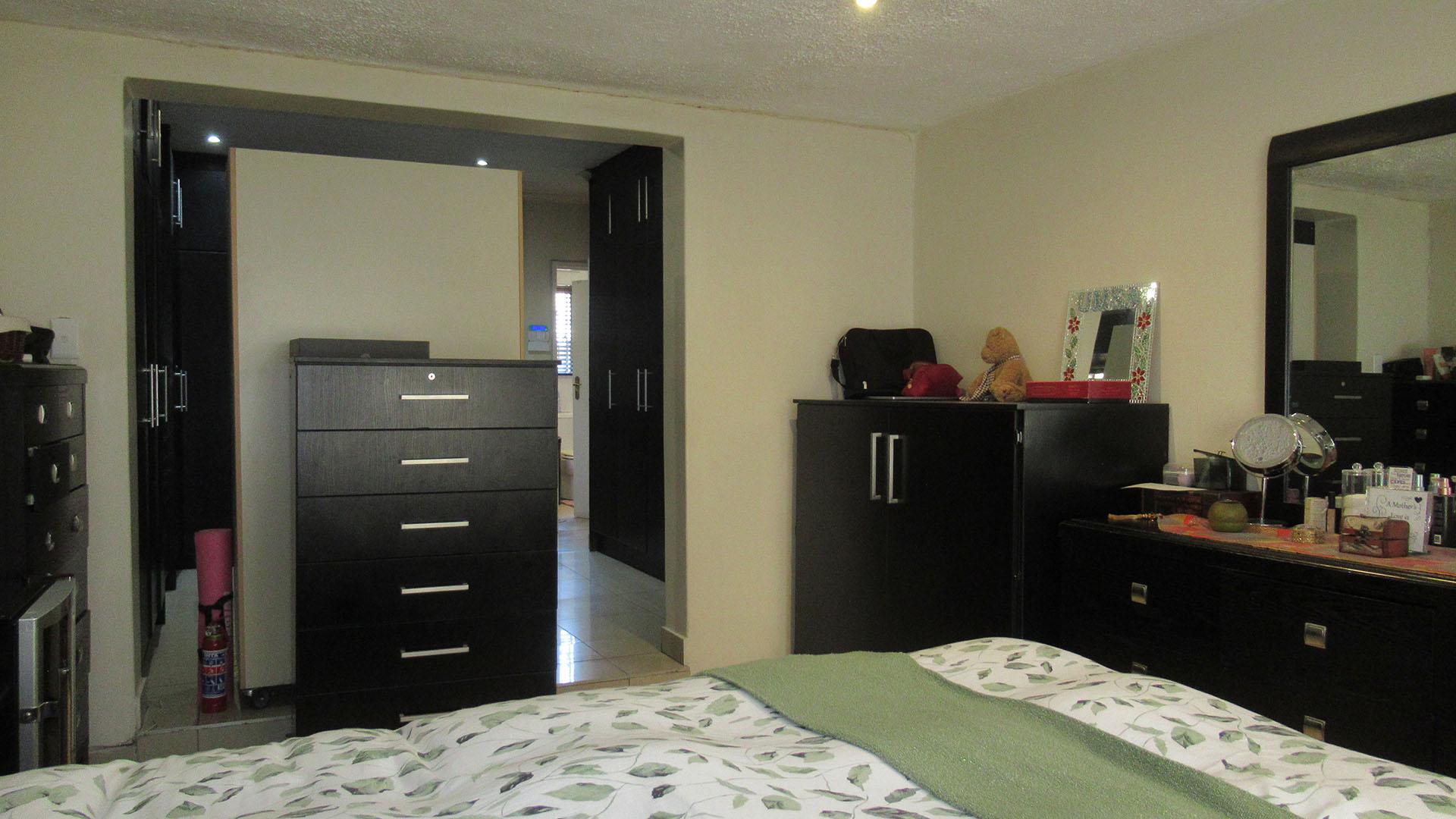Main Bedroom - 31 square meters of property in Randpark Ridge