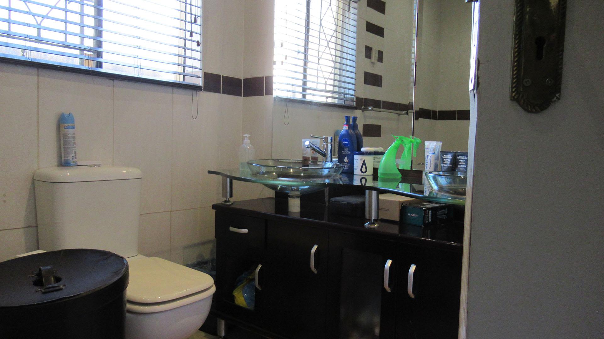Main Bathroom - 6 square meters of property in Randpark Ridge