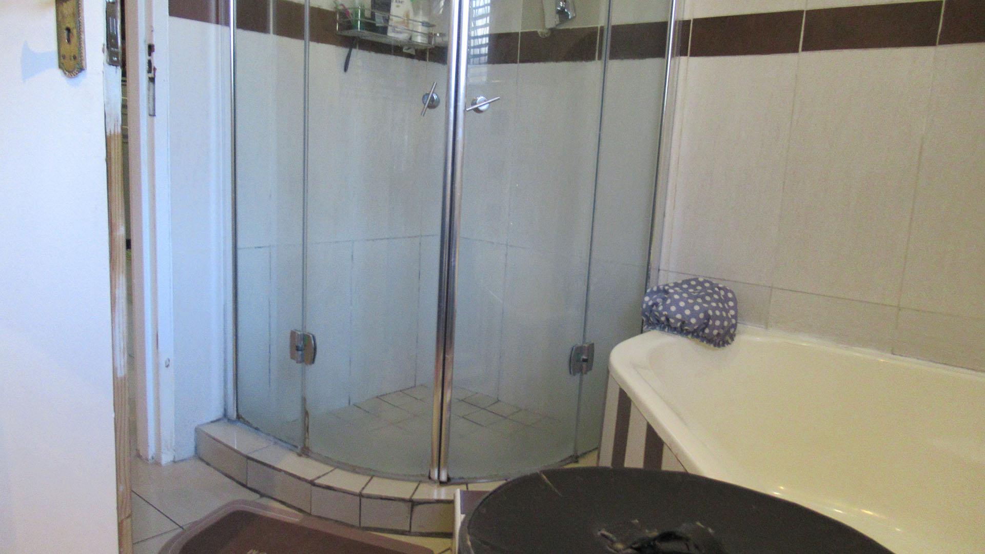 Main Bathroom - 6 square meters of property in Randpark Ridge