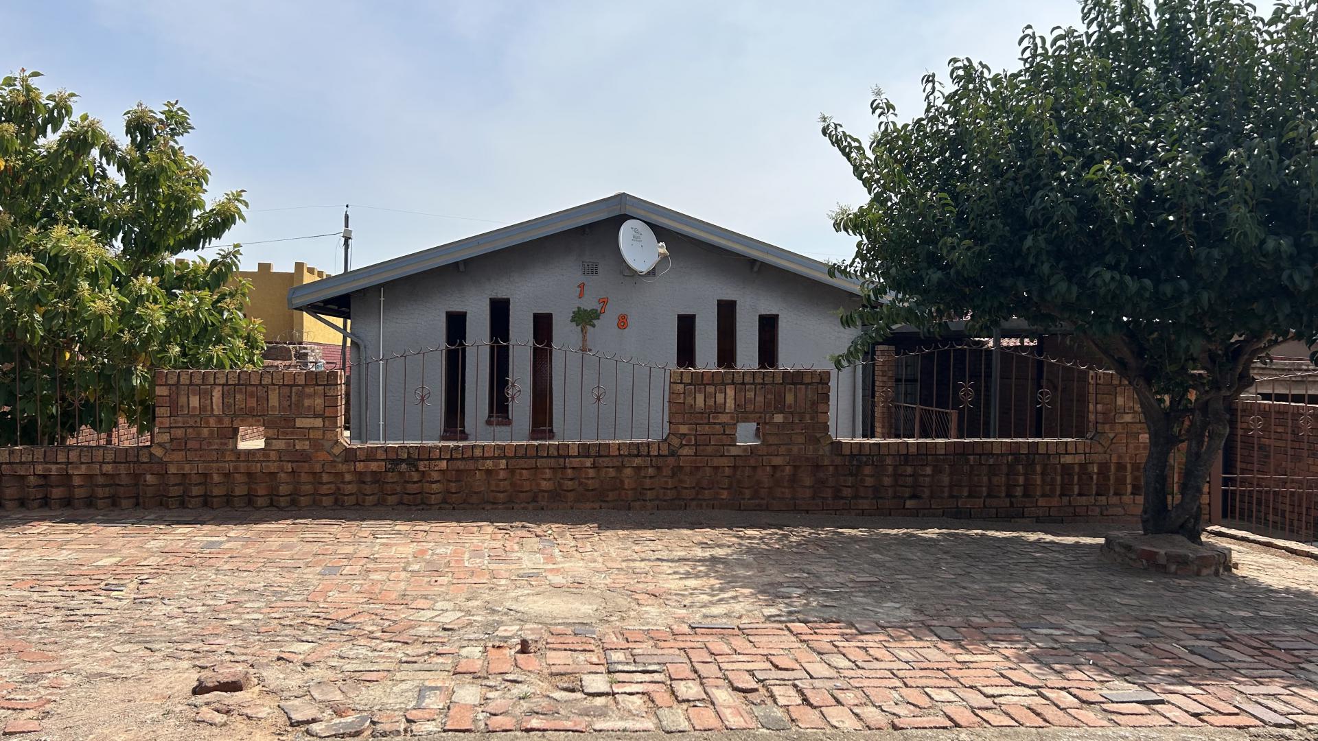 Front View of property in Soshanguve