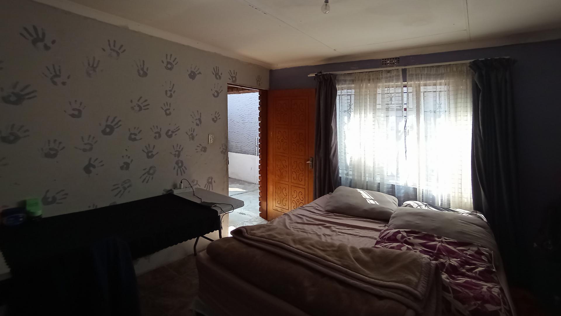 Bed Room 4 - 15 square meters of property in Soshanguve