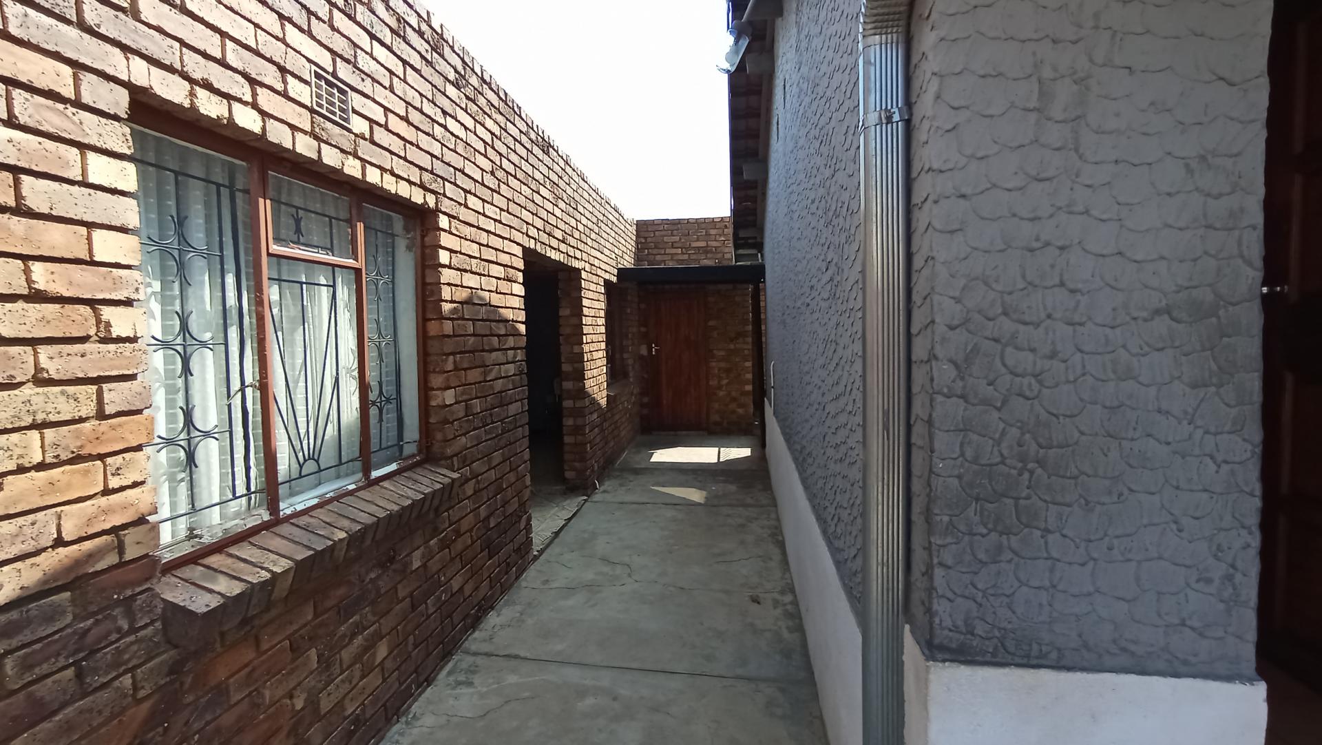Spaces - 6 square meters of property in Soshanguve