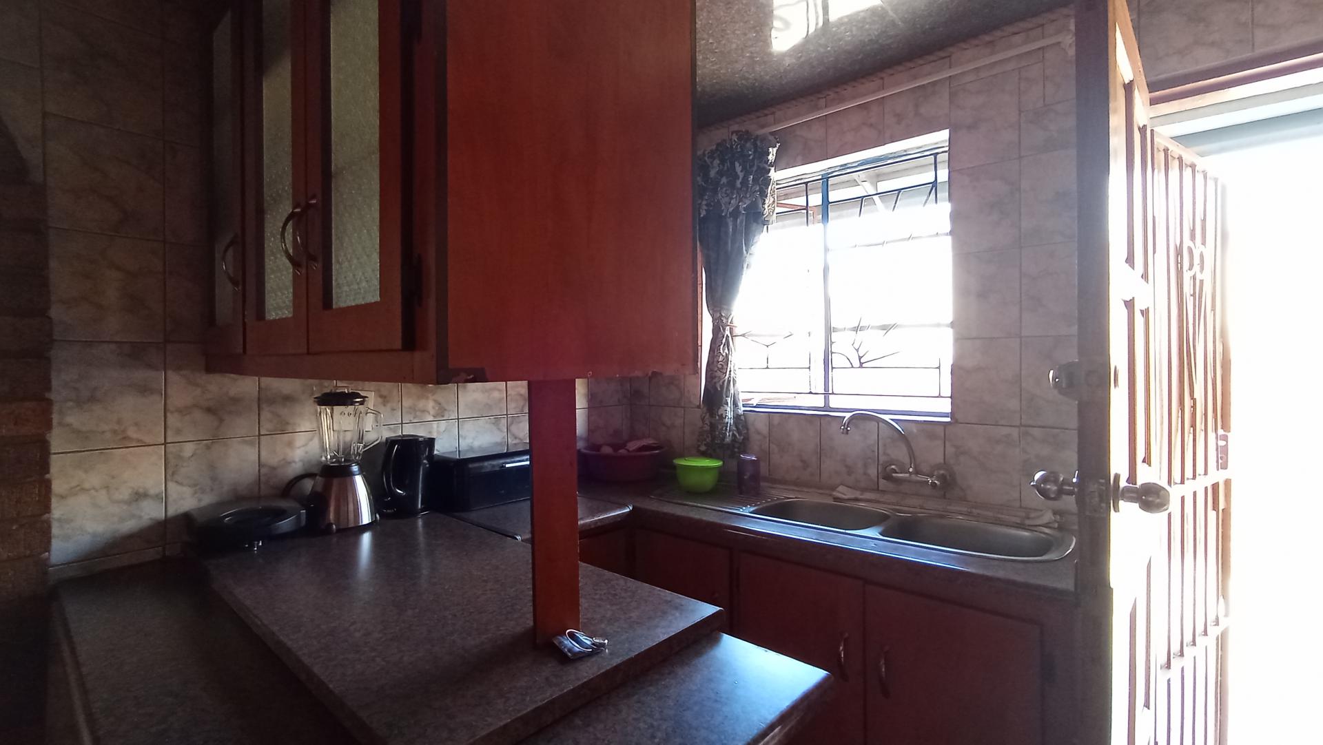 Kitchen - 11 square meters of property in Soshanguve
