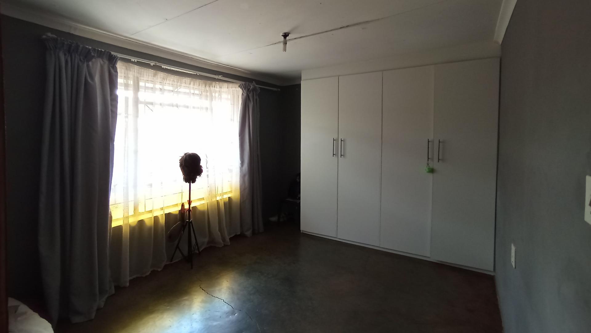 Bed Room 1 - 11 square meters of property in Soshanguve