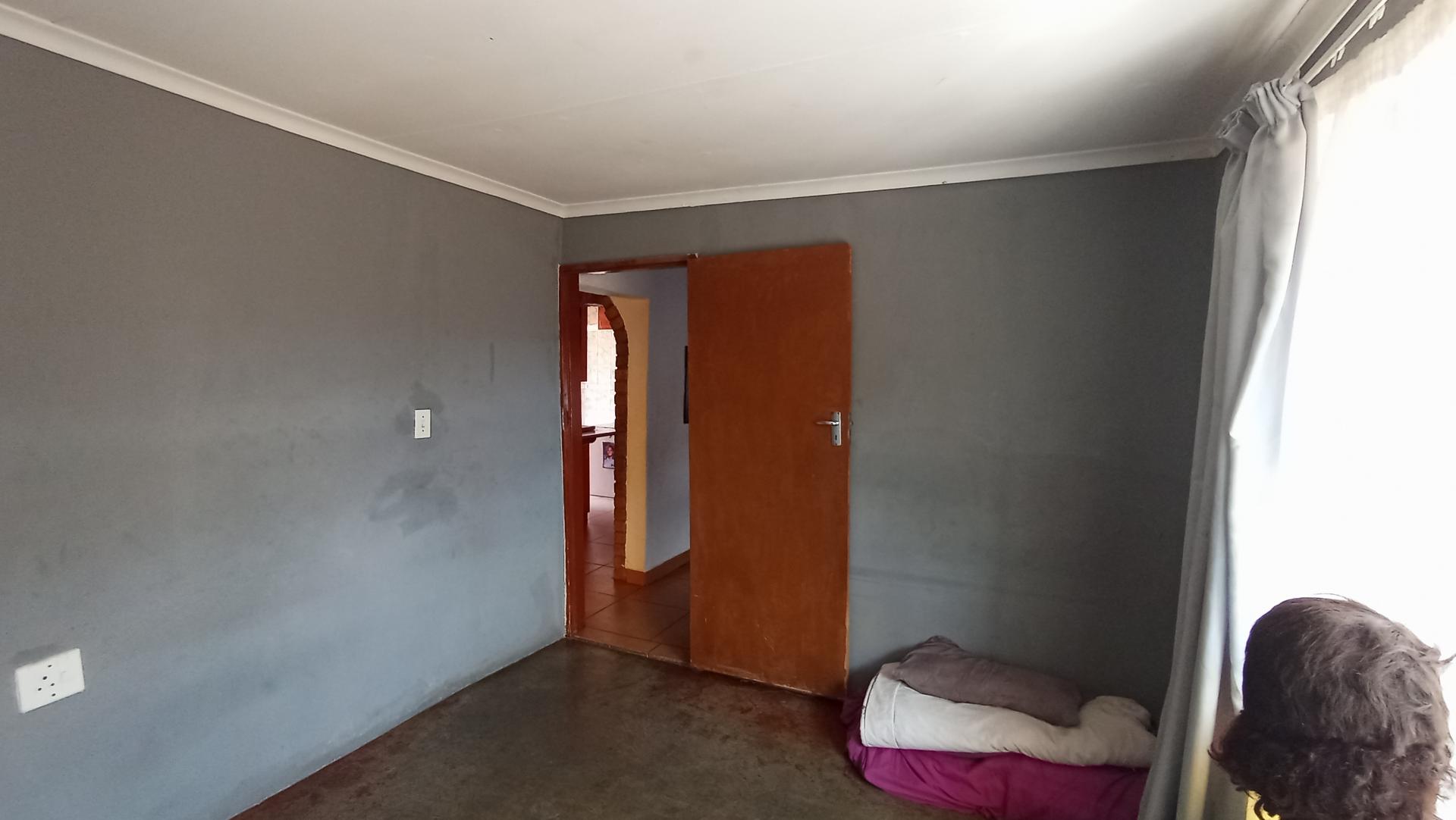 Bed Room 1 - 11 square meters of property in Soshanguve