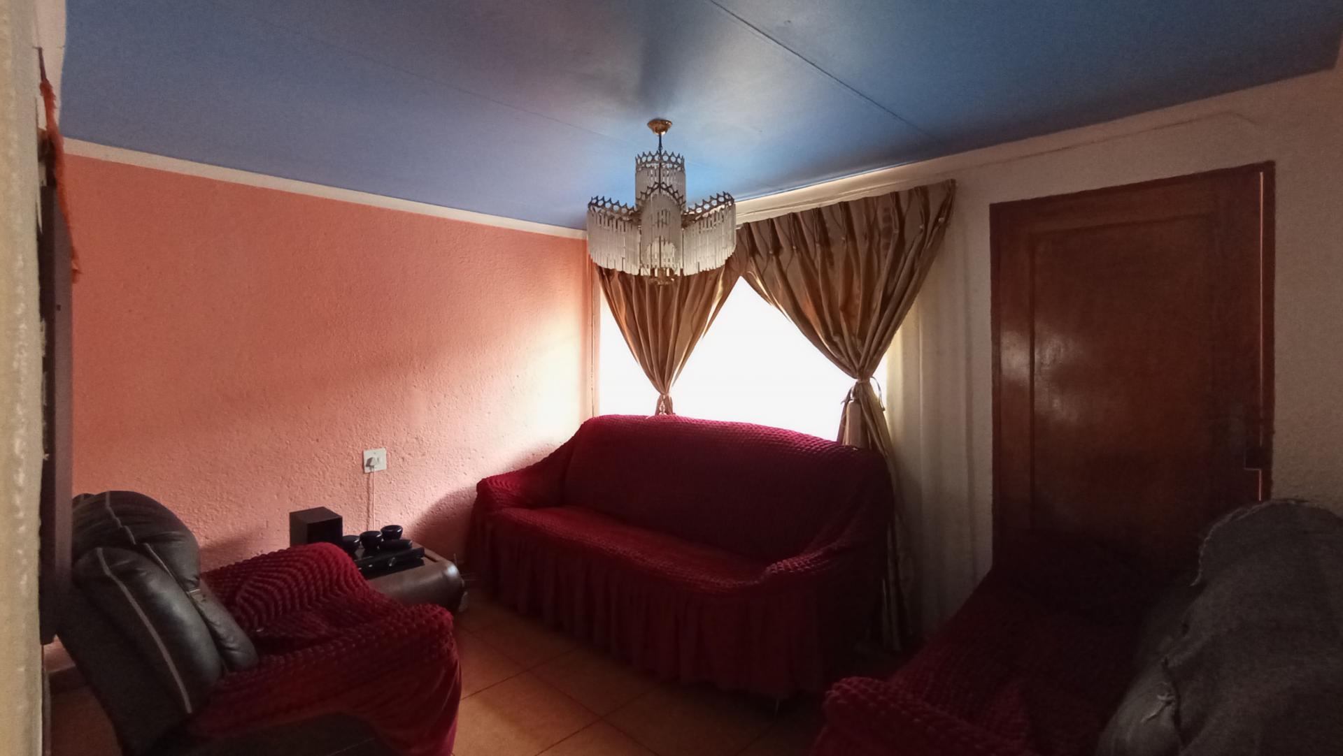 Lounges - 14 square meters of property in Soshanguve