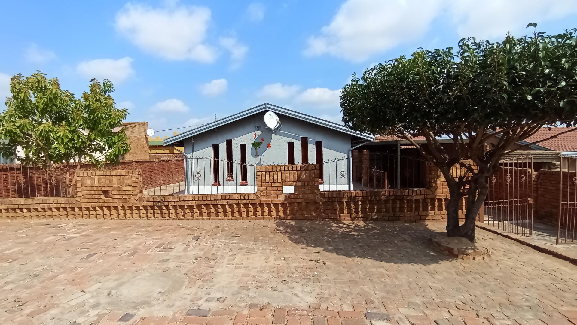 Front View of property in Soshanguve