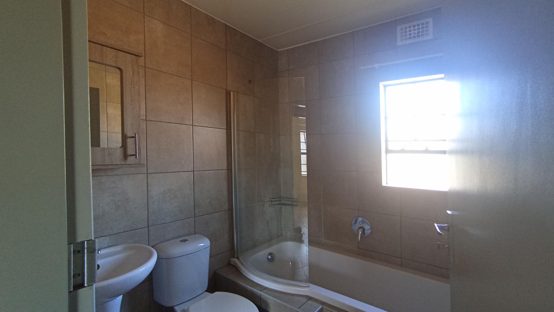Bathroom 1 - 4 square meters of property in Montana Tuine