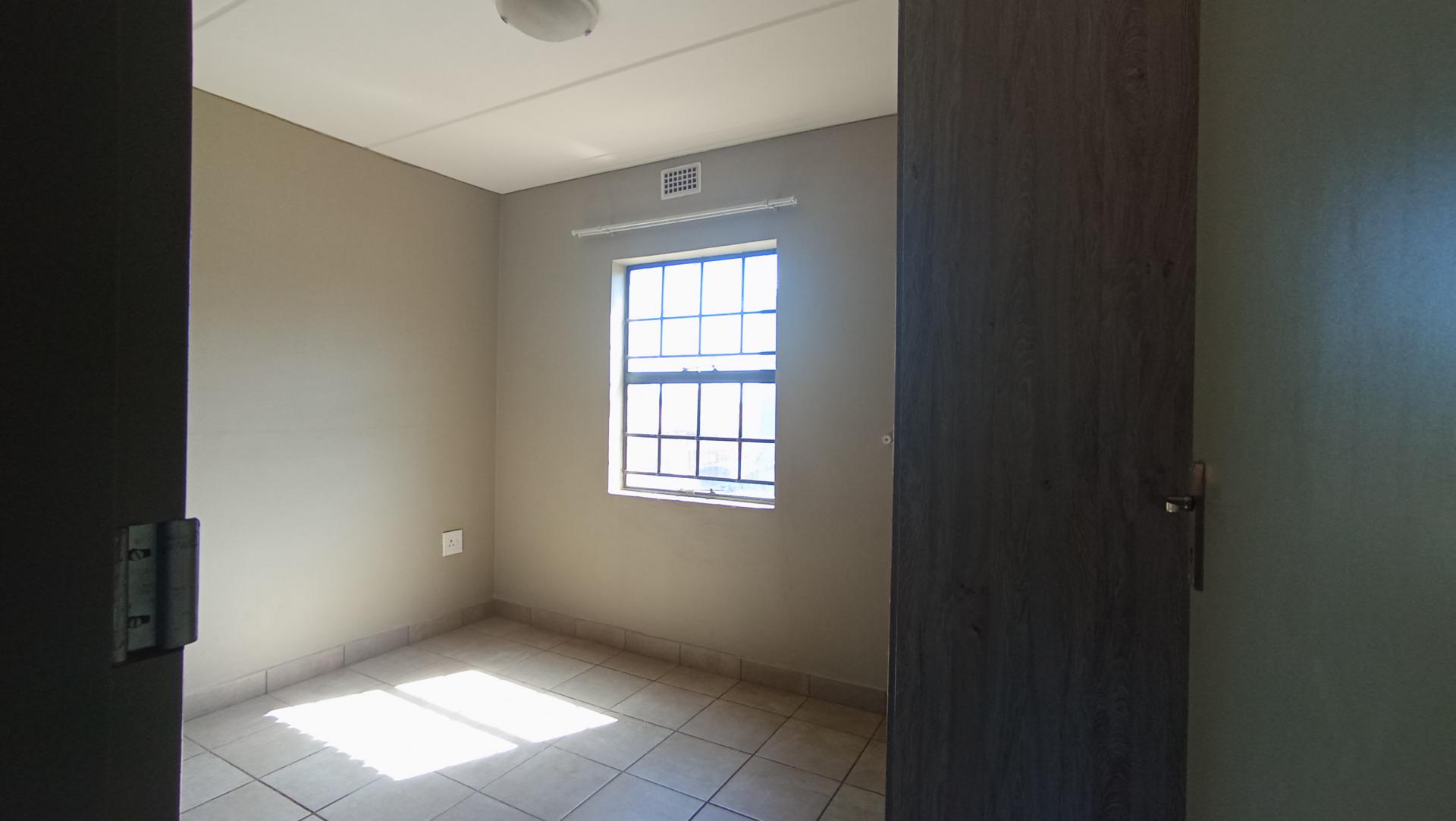 Main Bedroom - 10 square meters of property in Montana Tuine