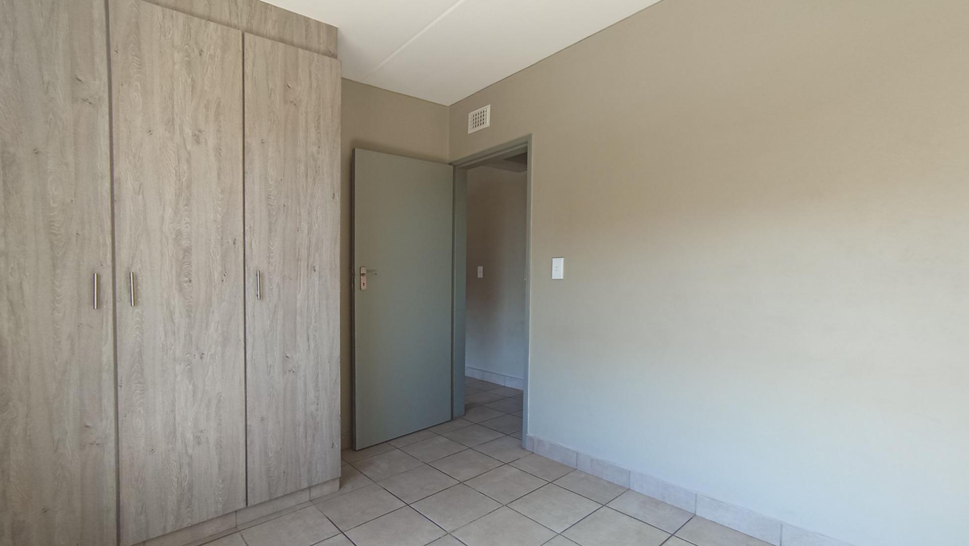Main Bedroom - 10 square meters of property in Montana Tuine