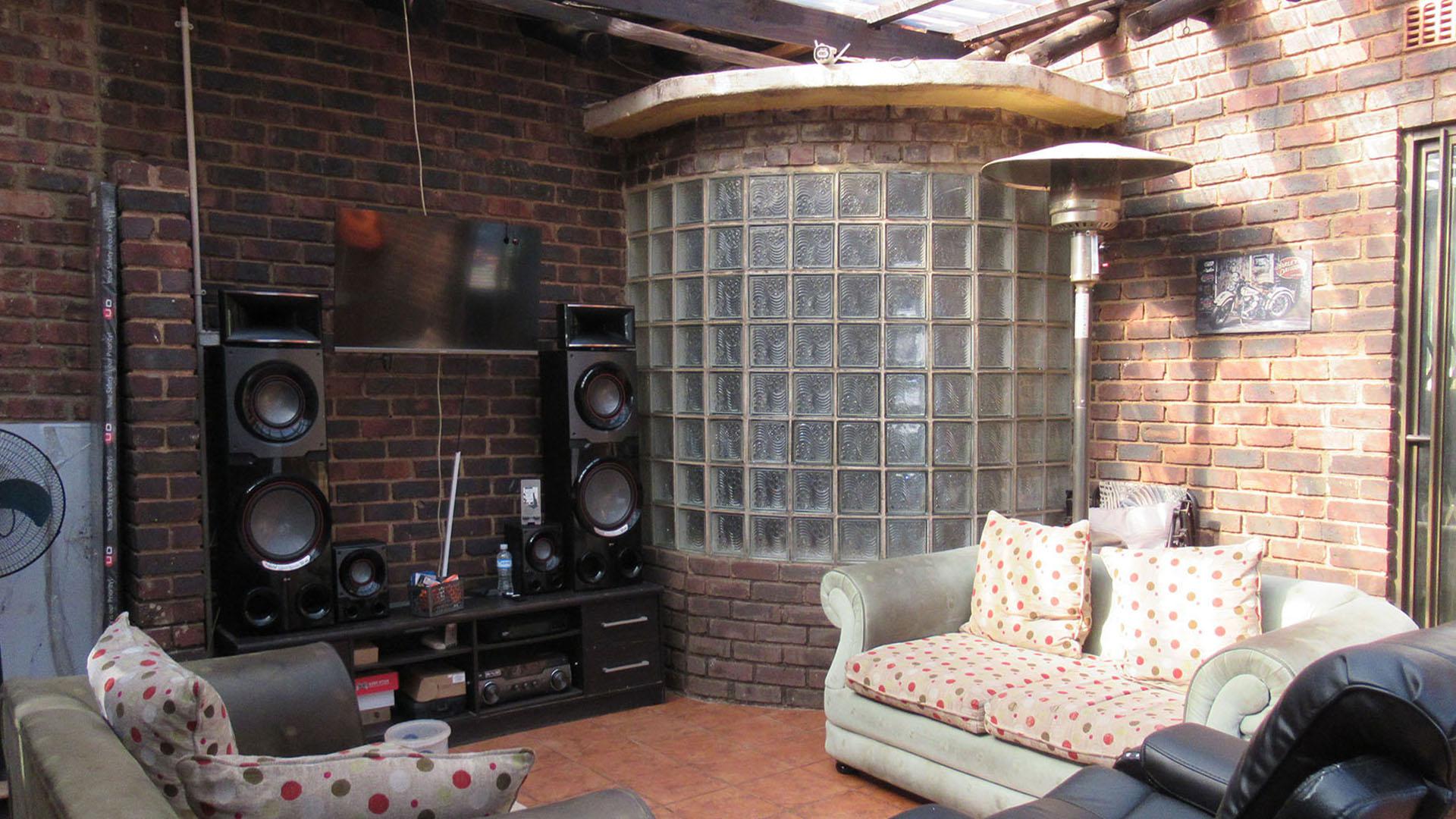 Lounges - 61 square meters of property in Wilropark