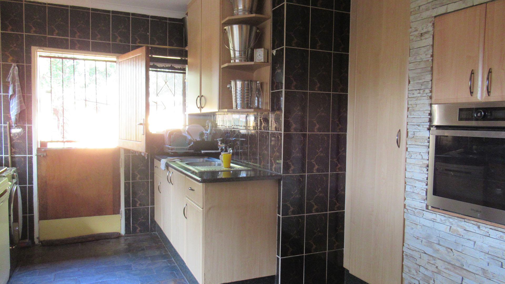 Kitchen - 17 square meters of property in Wilropark