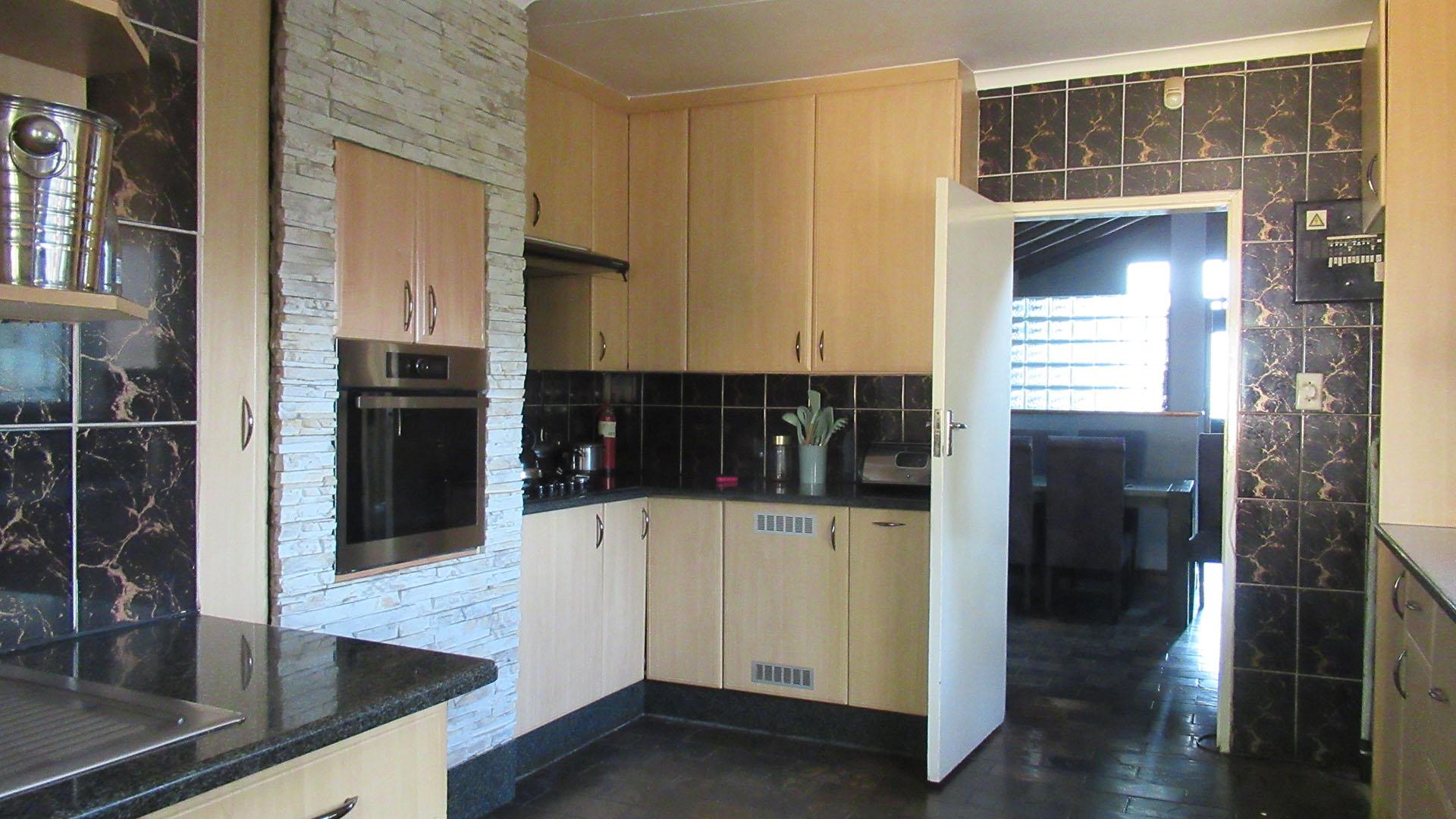 Kitchen - 17 square meters of property in Wilropark
