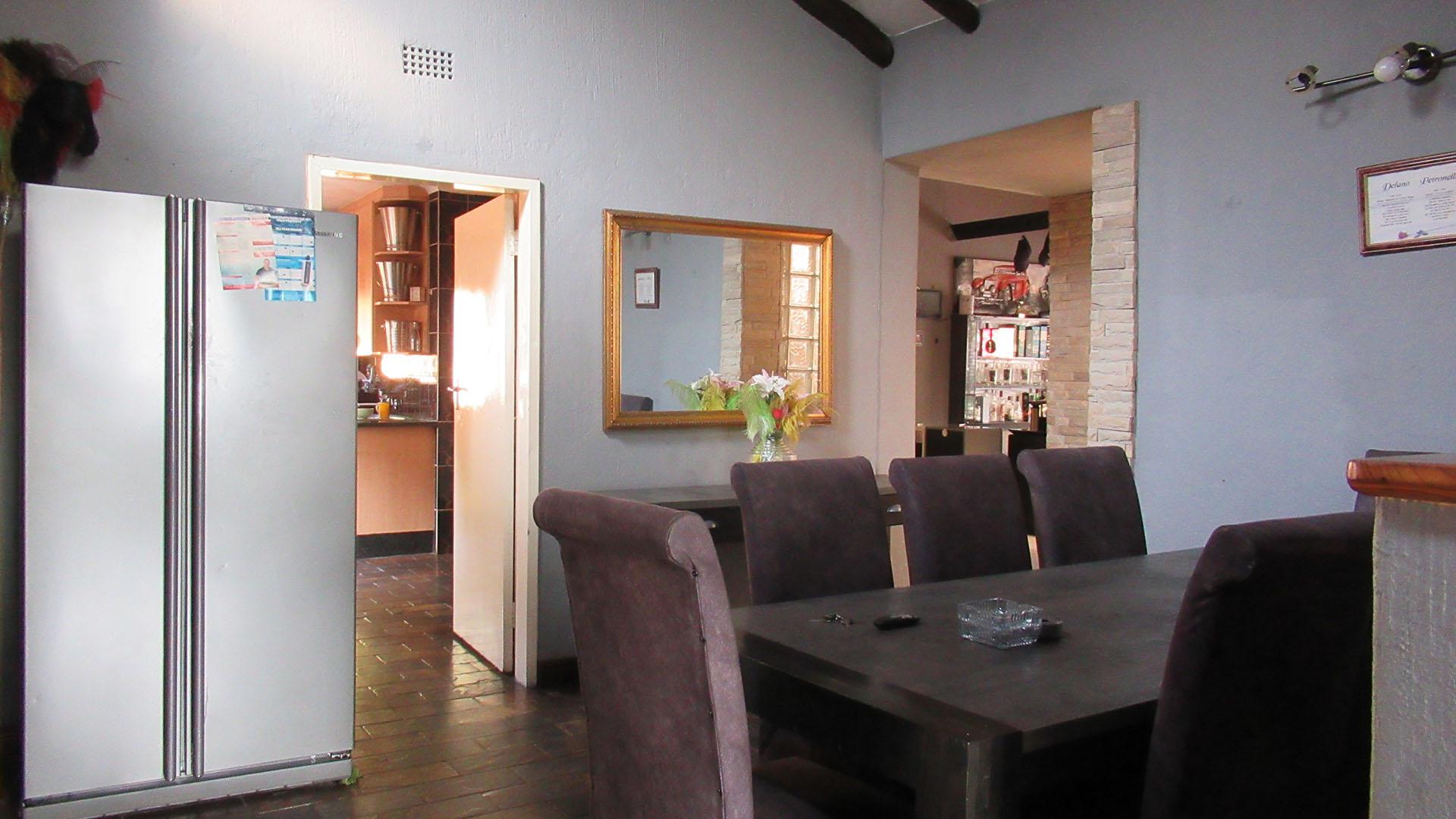 Dining Room - 21 square meters of property in Wilropark