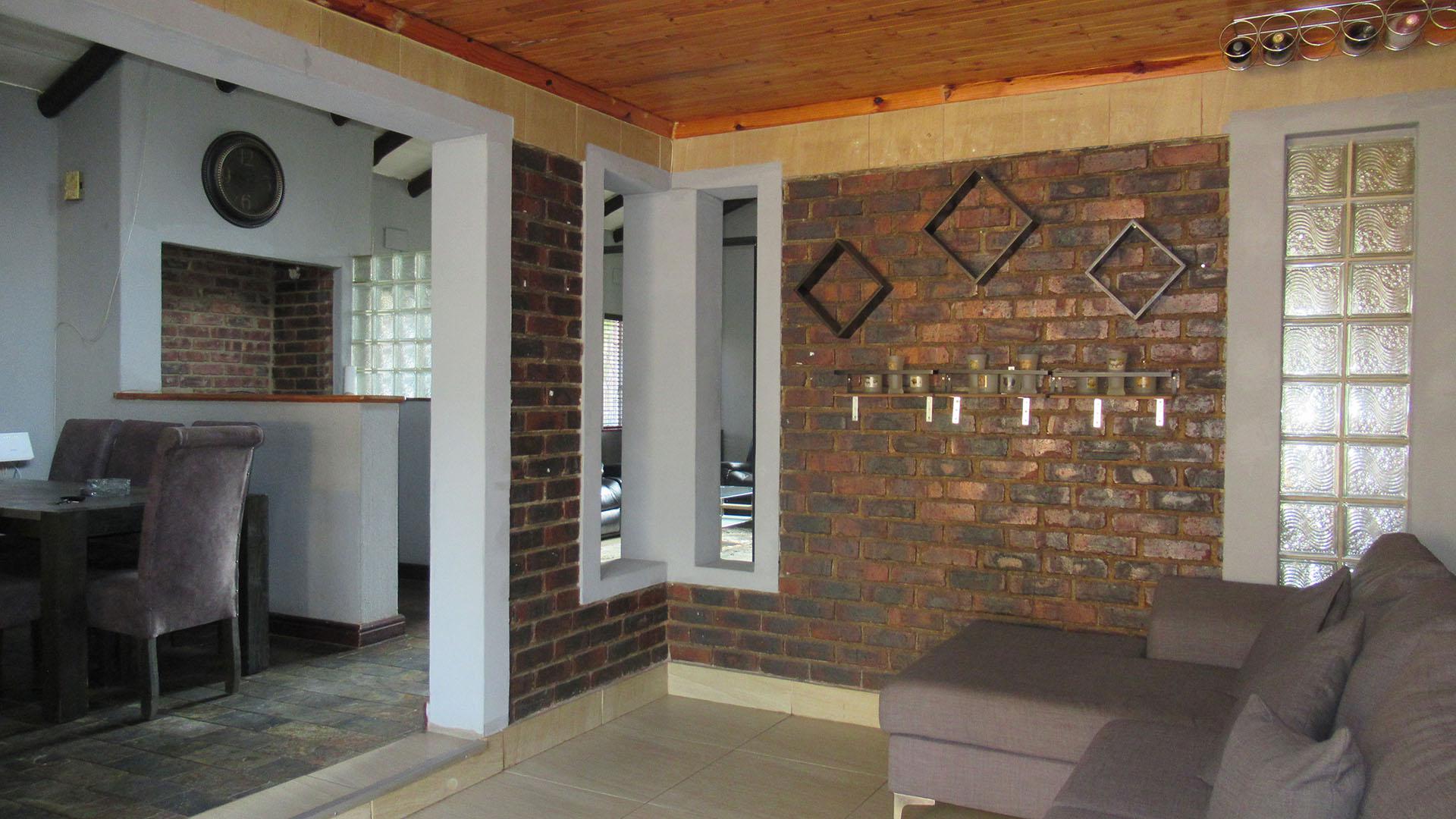 Lounges - 61 square meters of property in Wilropark