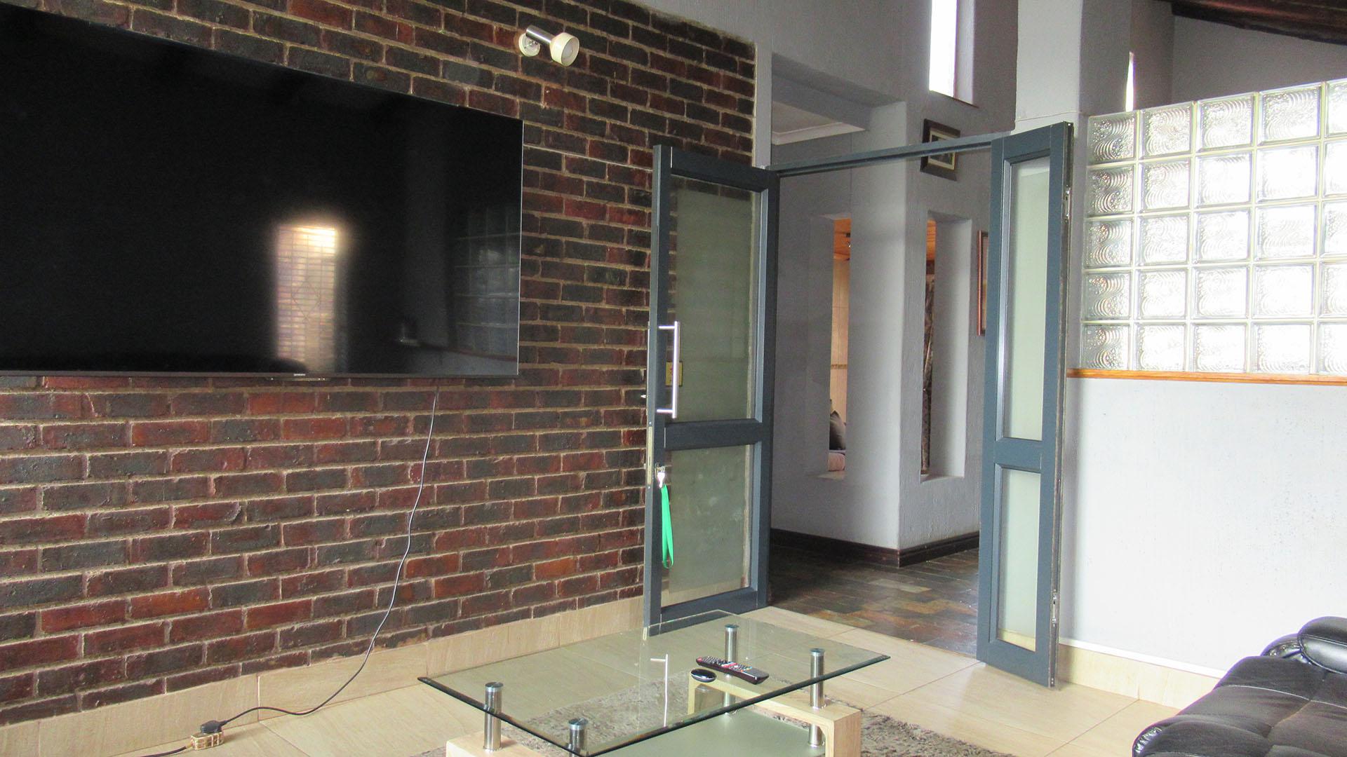 Lounges - 61 square meters of property in Wilropark