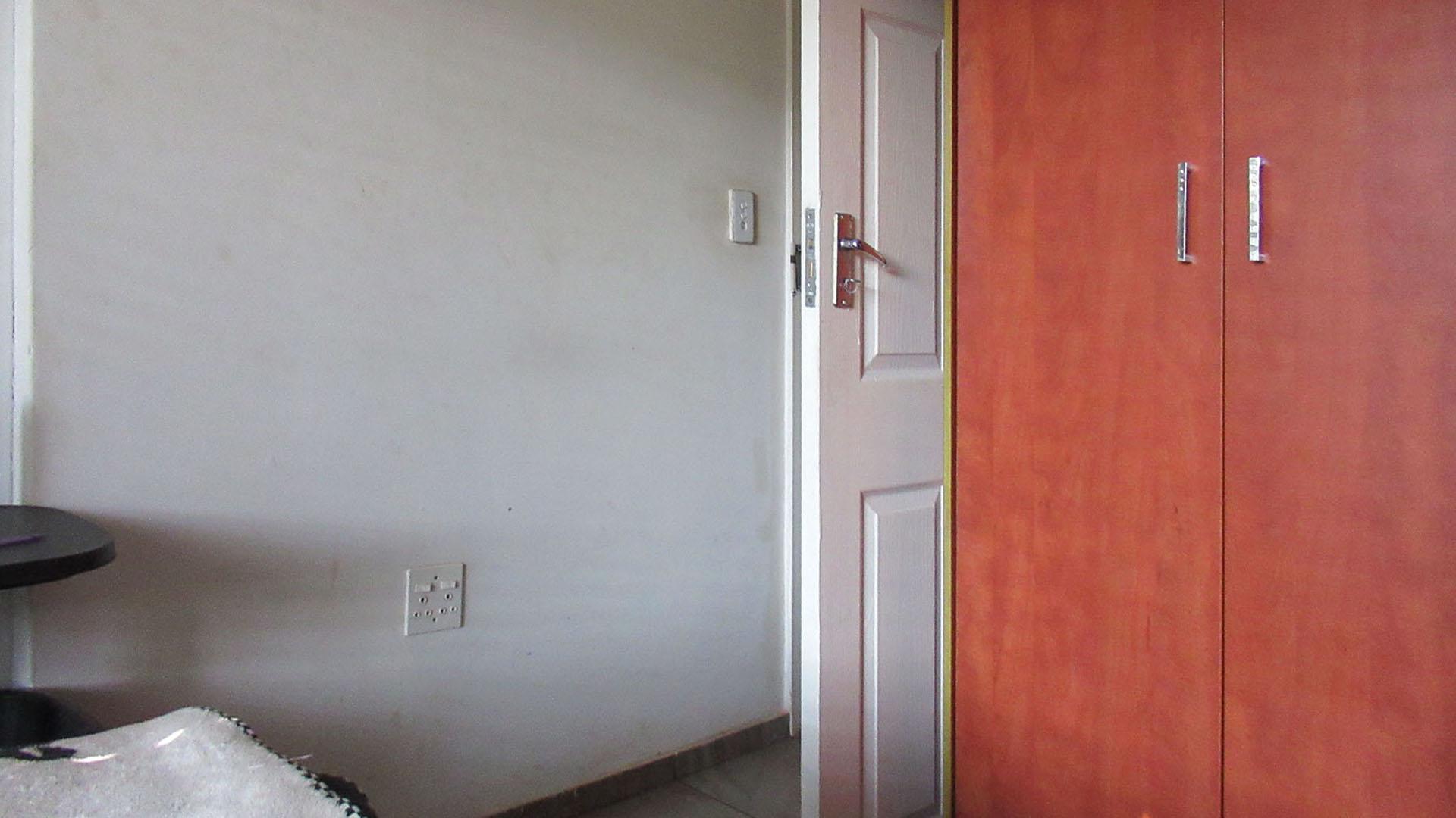 Bed Room 1 - 8 square meters of property in Wilropark